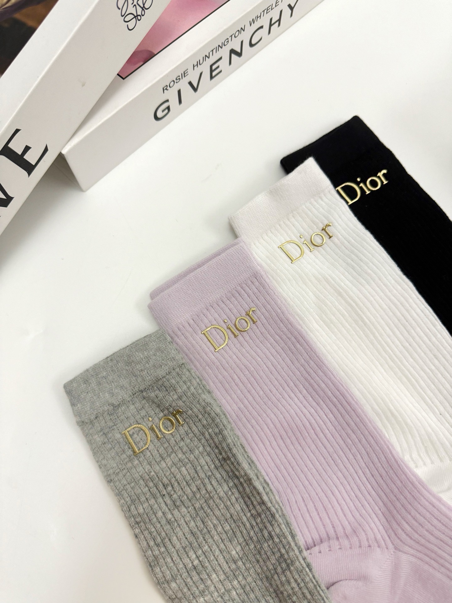 （爆款回货） 配包装🌟【一盒4 双】🌟 Dior 迪奥 经典字母logo 超薄无骨中筒袜，纯棉 条纹小腿