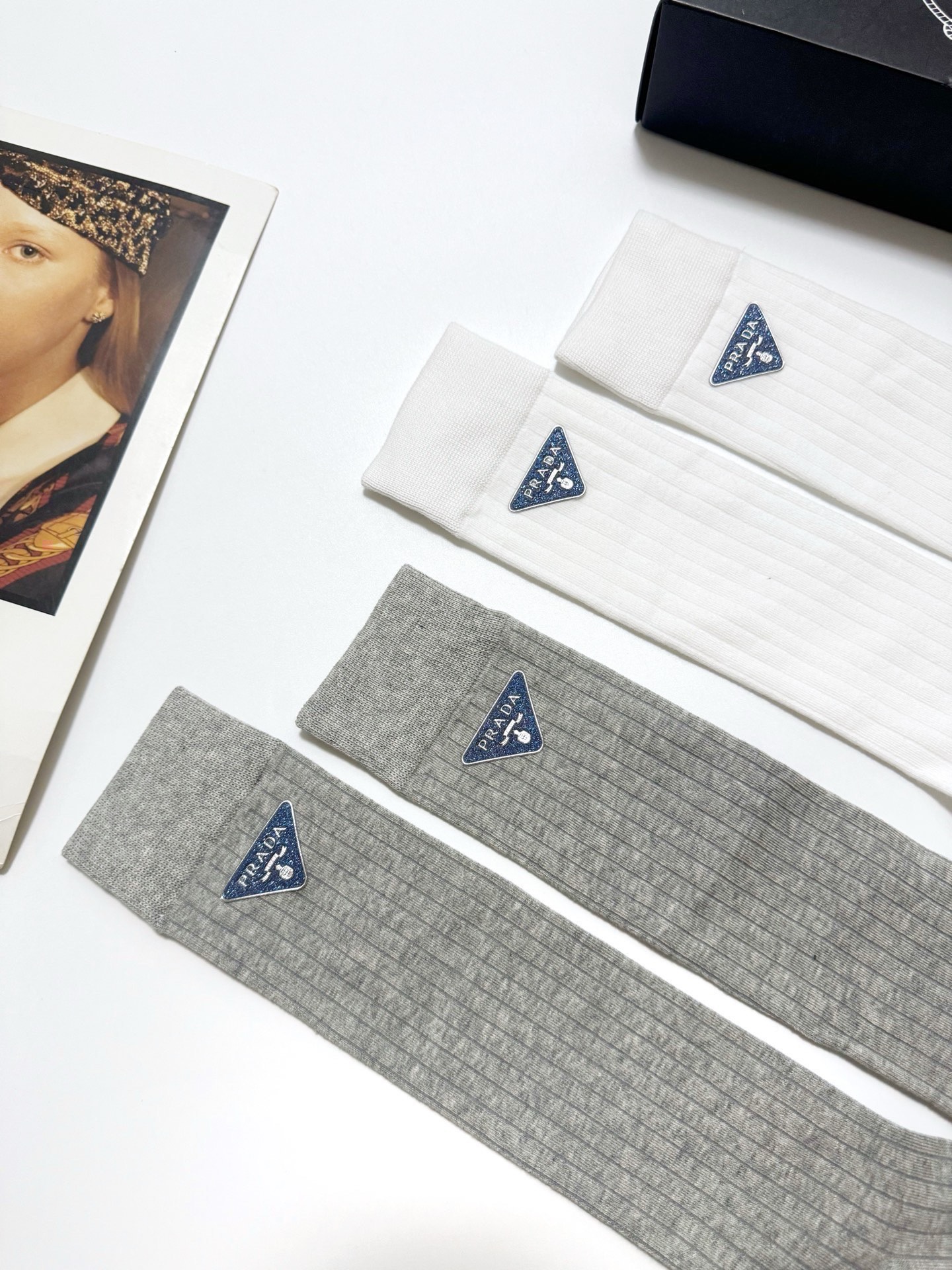 配包装🌟【一盒2双】 🌟Prada 普拉达 经典字母logo纯棉袜 小腿堆堆袜，ins超火爆红人同款，精