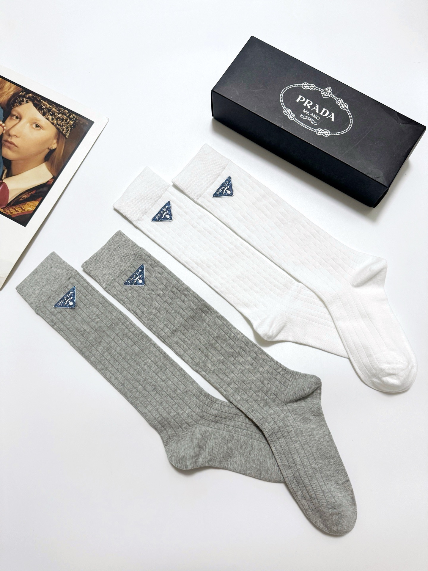配包装🌟【一盒2双】 🌟Prada 普拉达 经典字母logo纯棉袜 小腿堆堆袜，ins超火爆红人同款，精