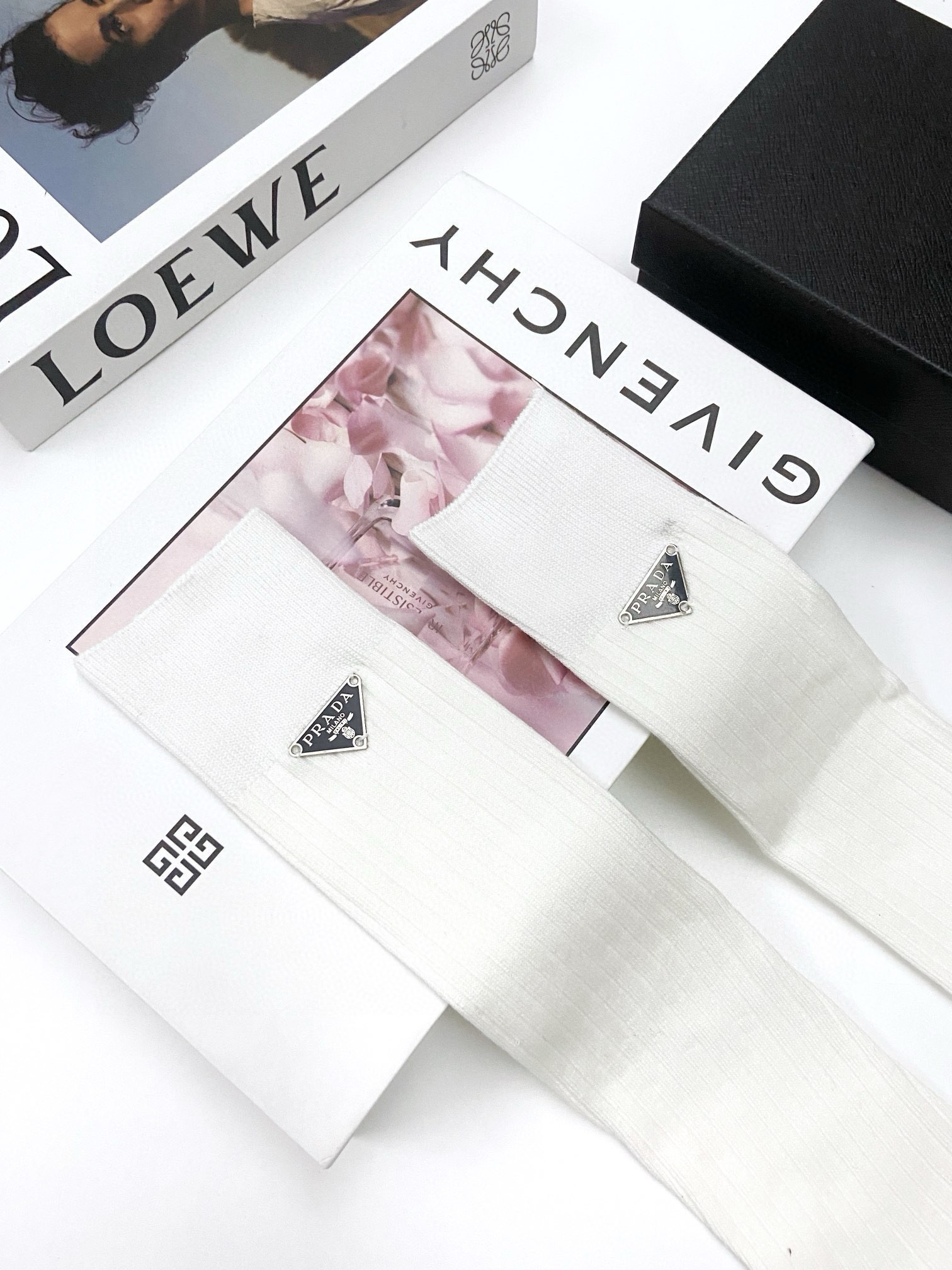 配包装🌟【一盒一双】🌟 Prada 普拉达 爆款经典三角标 字母 长筒袜 小腿袜🔥双针针织材质，超完美结