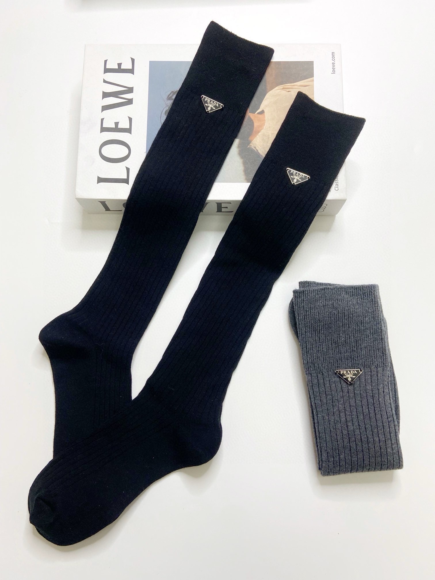 配包装🌟【一盒一双】🌟 Prada 普拉达 爆款经典三角标 字母 长筒袜 小腿袜🔥双针针织材质，超完美结