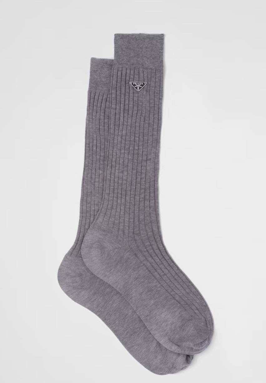 配包装🌟【一盒一双】🌟 Prada 普拉达 爆款经典三角标 字母 长筒袜 小腿袜🔥双针针织材质，超完美结