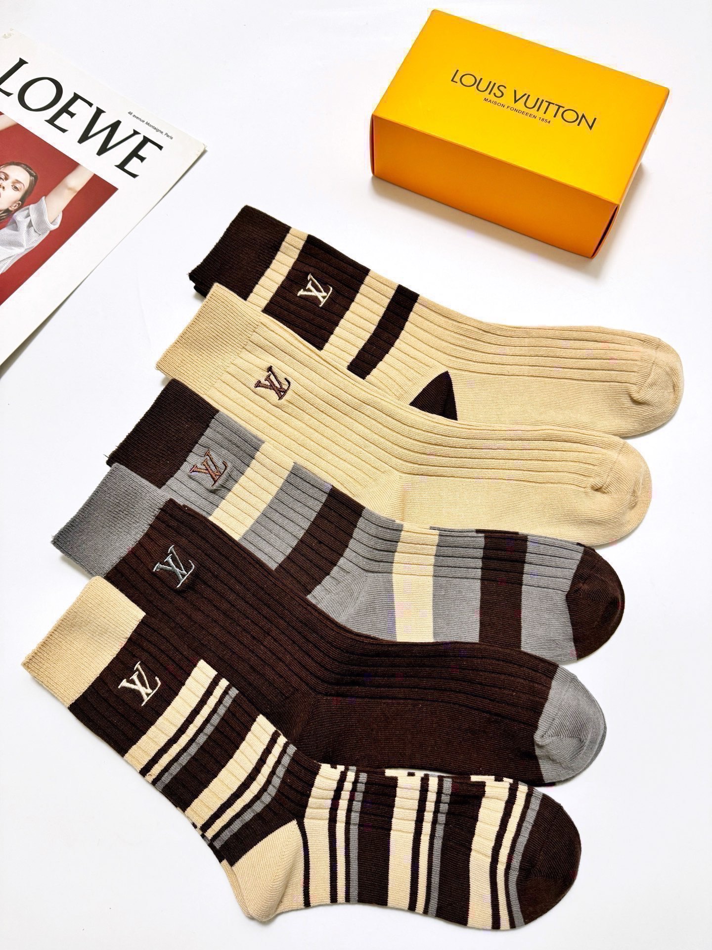 配包装🌟【一盒5 双】 🌟 LV 路易威登 经典刺绣字母logo 纯棉中筒袜 ，ins超火爆小腿袜，纯棉