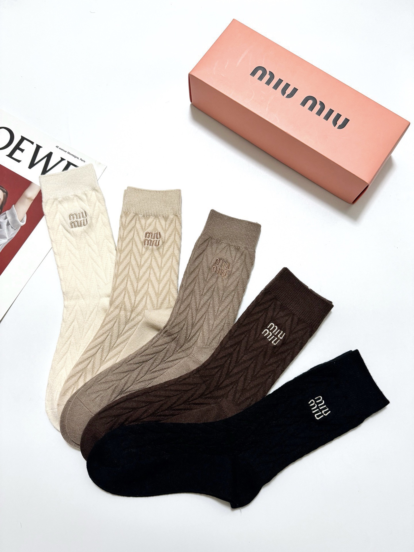 配包装🌟【一盒5 双】 🌟缪缪 miumiu 经典刺绣字母logo 羊绒混纺中筒袜 ，软糯亲肤，ins超