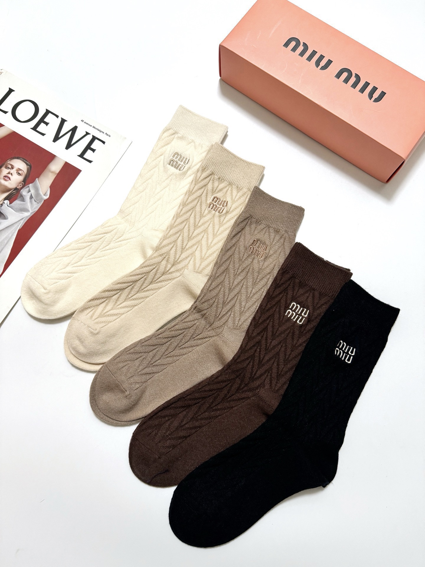 配包装🌟【一盒5 双】 🌟缪缪 miumiu 经典刺绣字母logo 羊绒混纺中筒袜 ，软糯亲肤，ins超