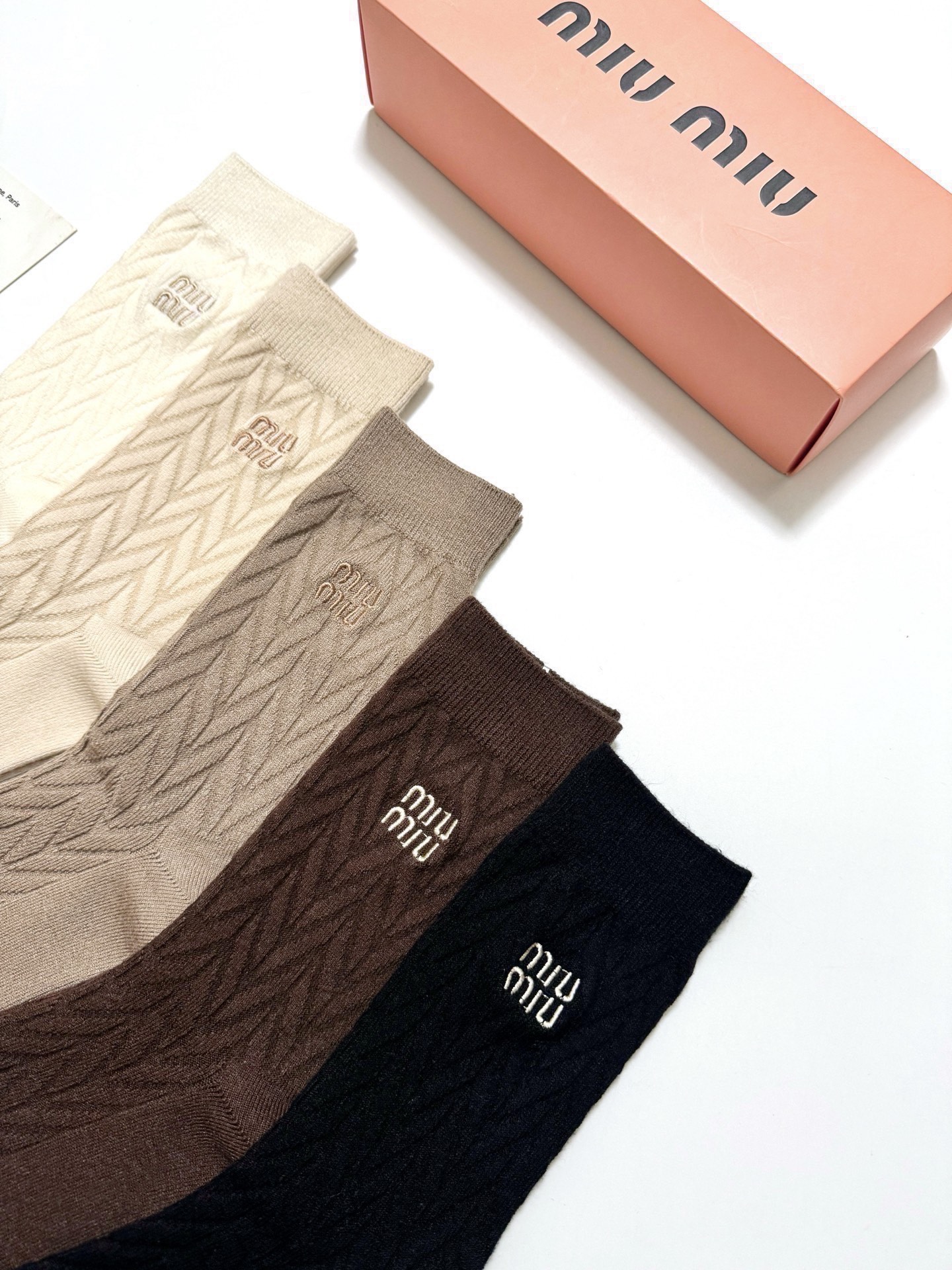 配包装🌟【一盒5 双】 🌟缪缪 miumiu 经典刺绣字母logo 羊绒混纺中筒袜 ，软糯亲肤，ins超