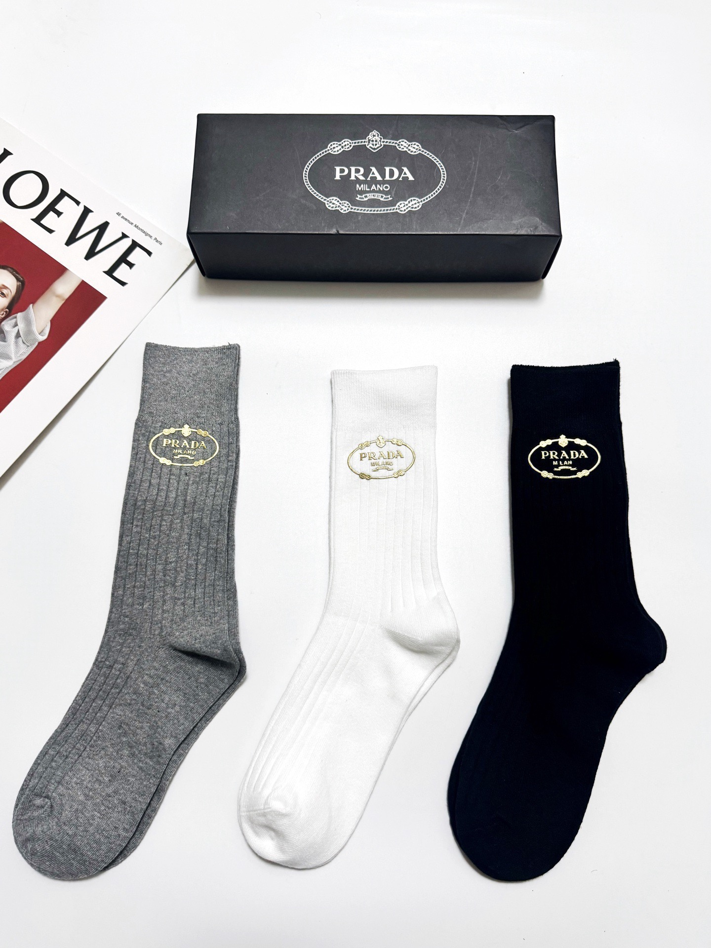 配包装🌟【一盒3 双】🌟 Prada 经典字母logo纯棉 中筒袜 🌟经典配色个性时尚🌟ins爆款！专柜