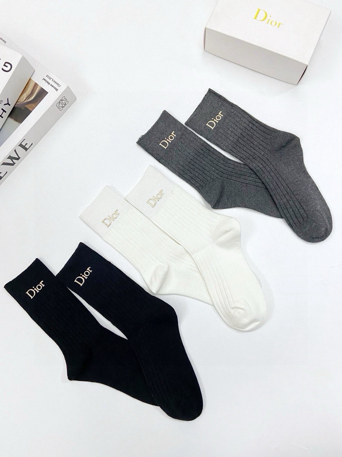 配包装🌟【一盒3 双】🌟 Dior 迪奥 经典字母logo纯棉 中筒袜 🌟经典配色个性时尚🌟ins爆款！