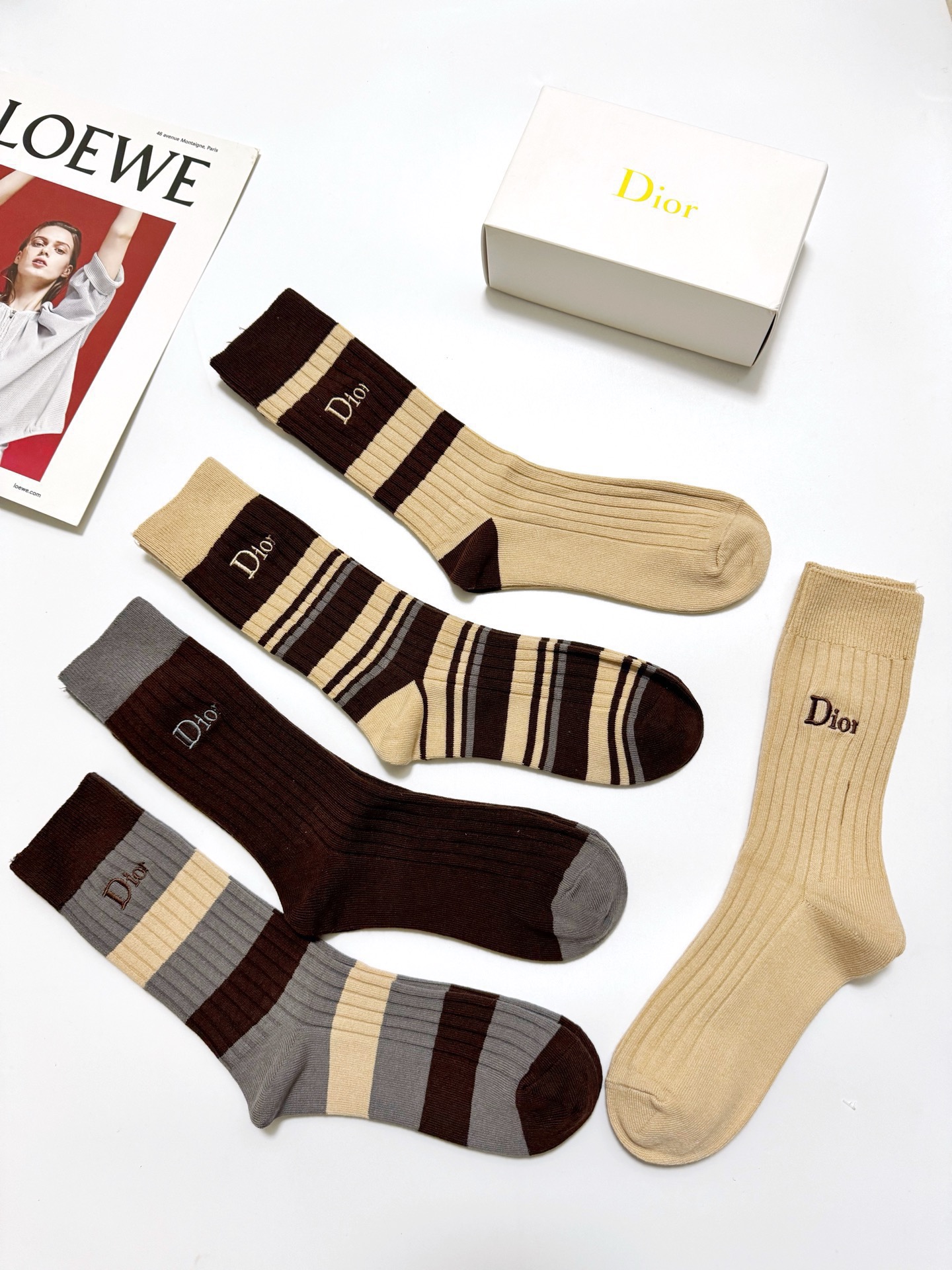 配包装🌟【一盒5 双】 🌟Dior 迪奥 经典刺绣字母logo 混纺中筒袜 ，软糯亲肤，ins超火爆配色