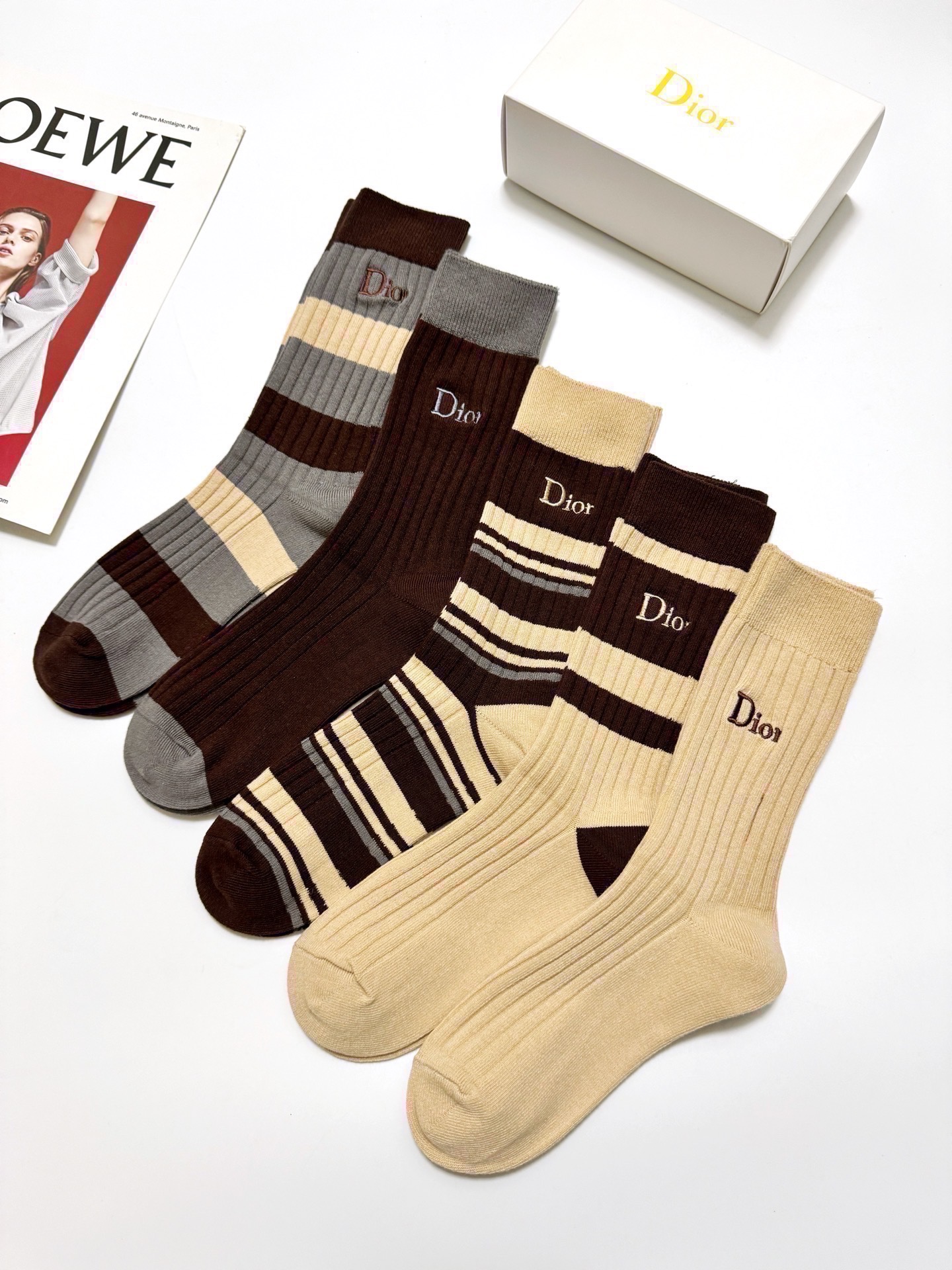 配包装🌟【一盒5 双】 🌟Dior 迪奥 经典刺绣字母logo 混纺中筒袜 ，软糯亲肤，ins超火爆配色