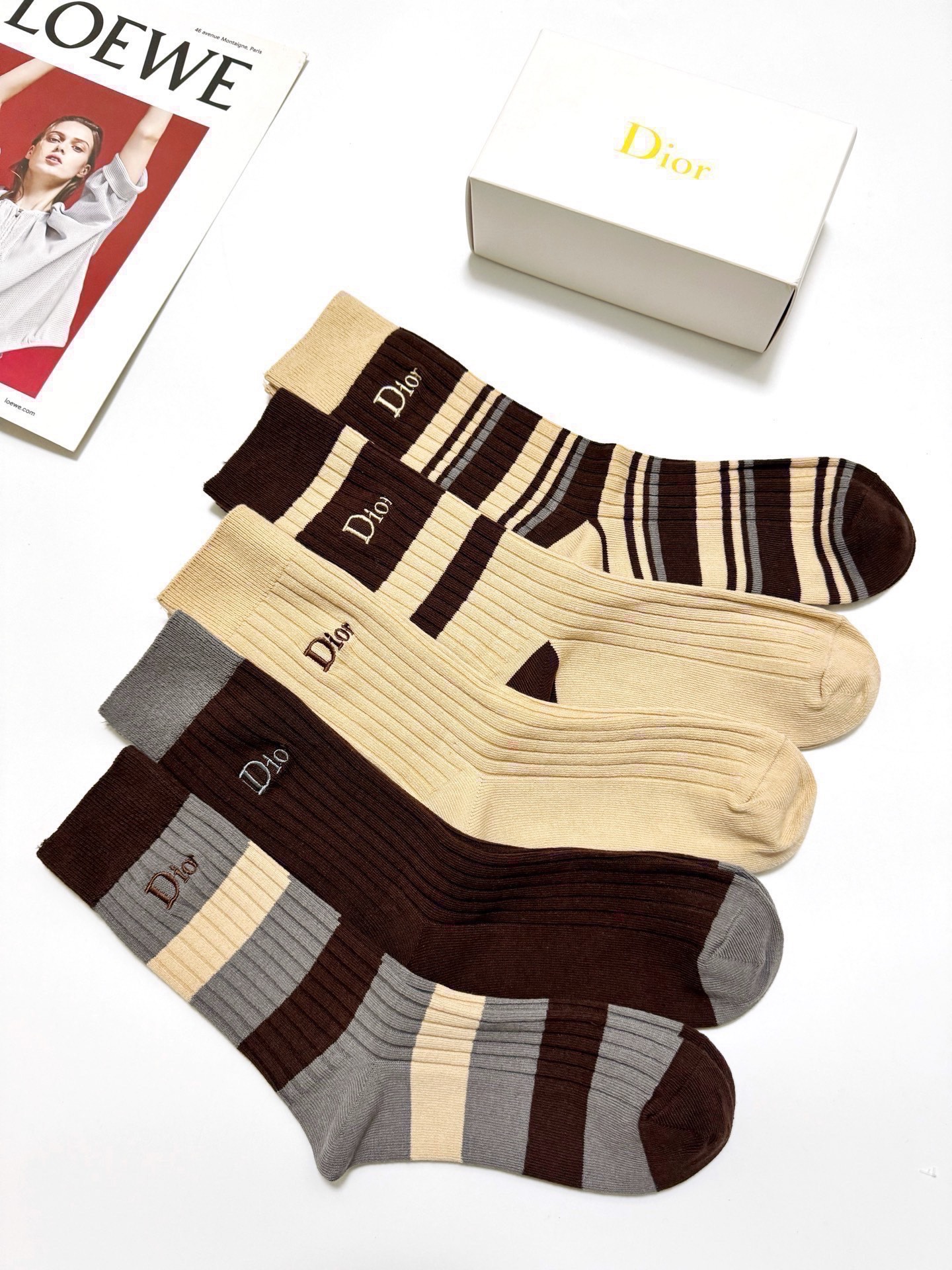 配包装🌟【一盒5 双】 🌟Dior 迪奥 经典刺绣字母logo 混纺中筒袜 ，软糯亲肤，ins超火爆配色