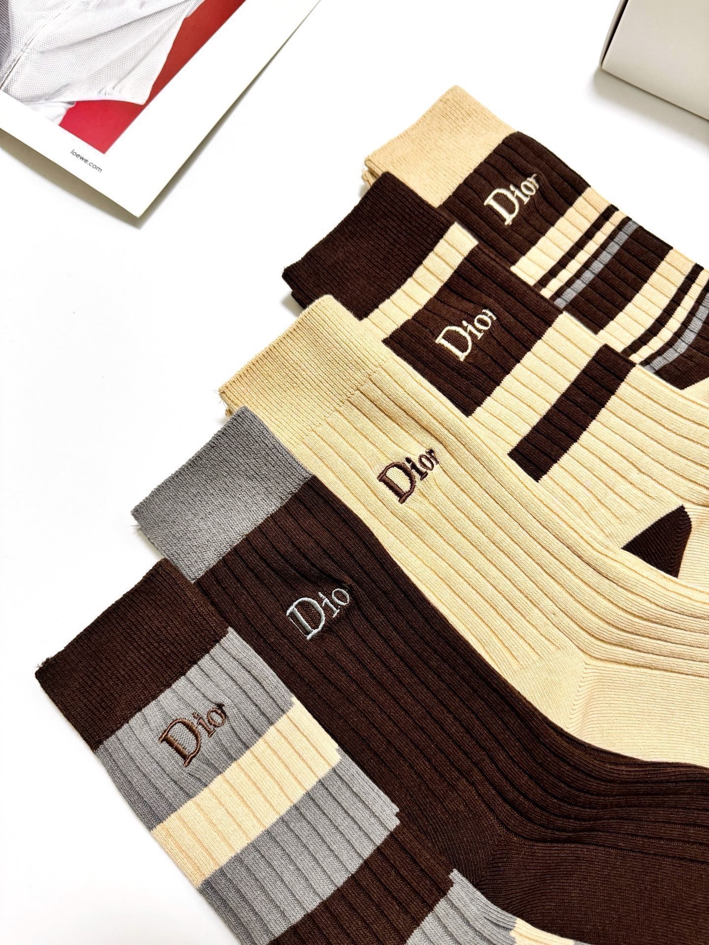 配包装🌟【一盒5 双】 🌟Dior 迪奥 经典刺绣字母logo 混纺中筒袜 ，软糯亲肤，ins超火爆配色