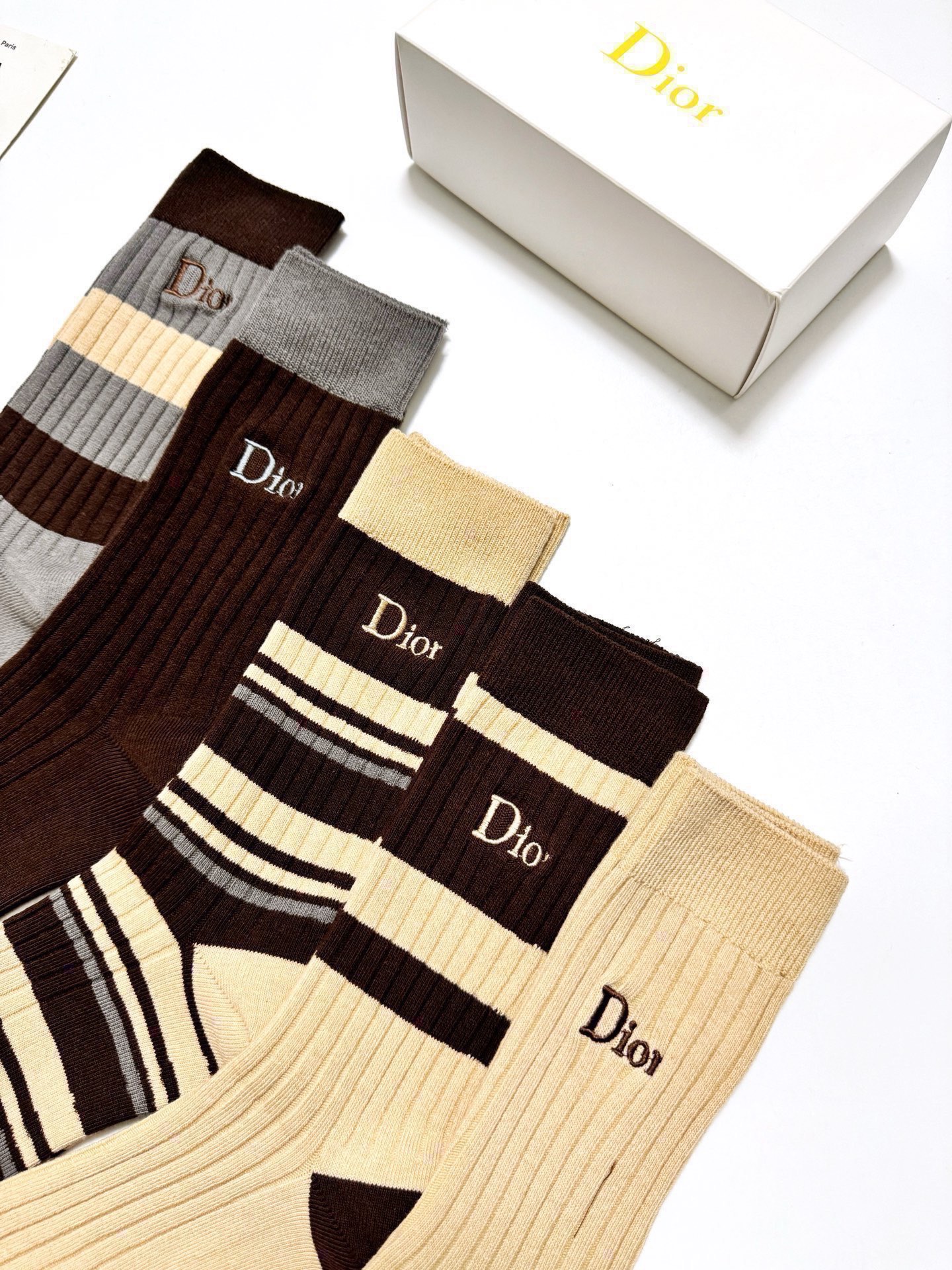 配包装🌟【一盒5 双】 🌟Dior 迪奥 经典刺绣字母logo 混纺中筒袜 ，软糯亲肤，ins超火爆配色
