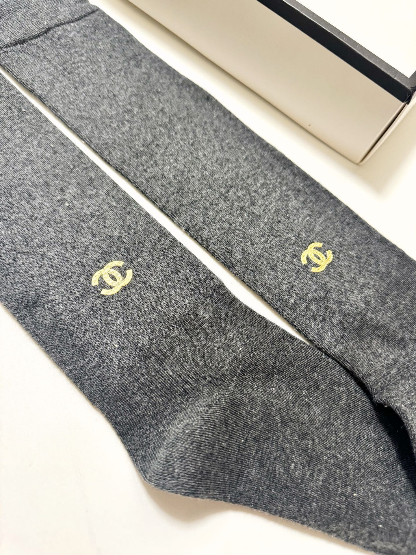 配包装🌟【一盒一双】🌟Chanel 香奈儿 经典双C字母logo纯棉长筒袜 小腿袜🌟ins爆款！专柜在售