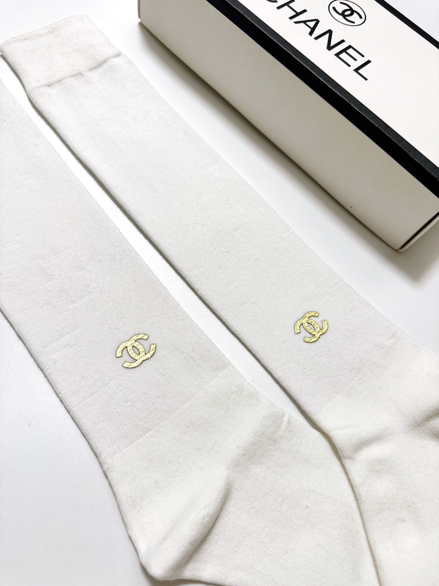 配包装🌟【一盒一双】🌟Chanel 香奈儿 经典双C字母logo纯棉长筒袜 小腿袜🌟ins爆款！专柜在售
