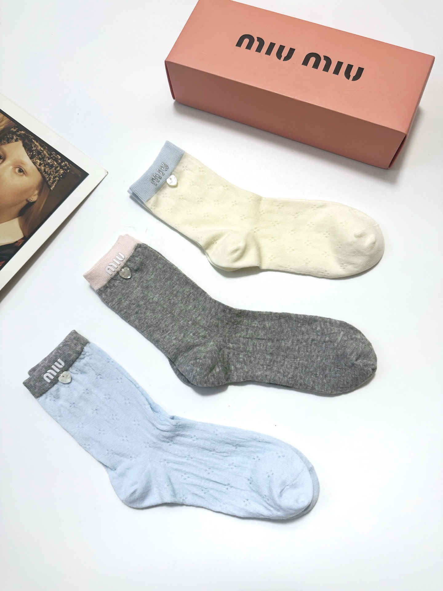 配包装🌟【一盒3双】 🌟缪缪 miumiu 经典字母logo 纯棉中筒袜 ，ins超火爆薄款空调袜，纯棉