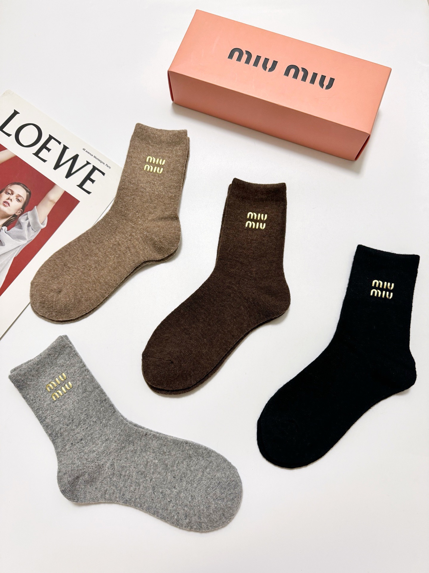 配包装🌟【一盒4 双】🌟缪缪 miumiu 经典字母 logo羊毛 中筒袜 ！超级软糯亲肤！🌟ins爆款