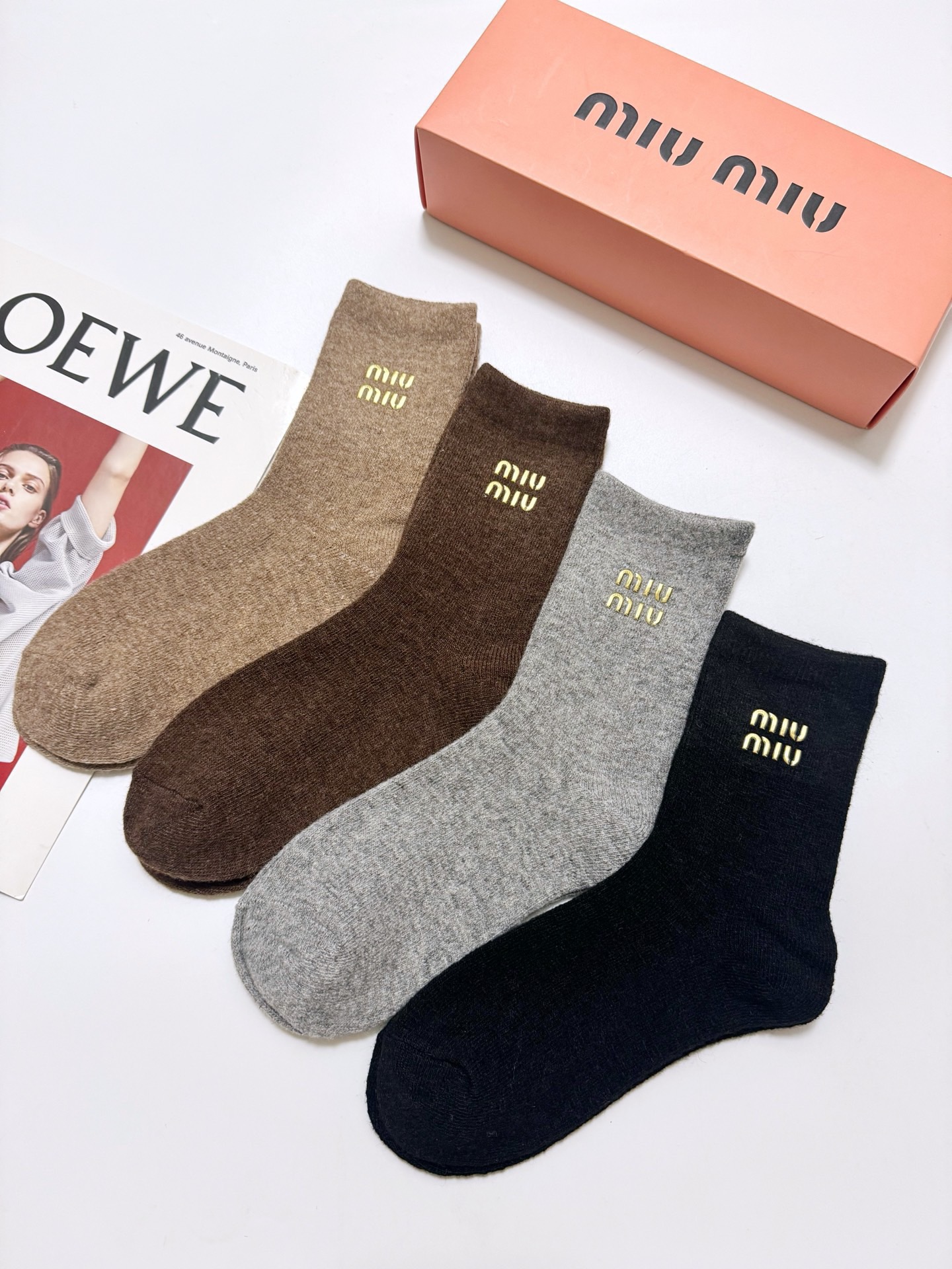 配包装🌟【一盒4 双】🌟缪缪 miumiu 经典字母 logo羊毛 中筒袜 ！超级软糯亲肤！🌟ins爆款