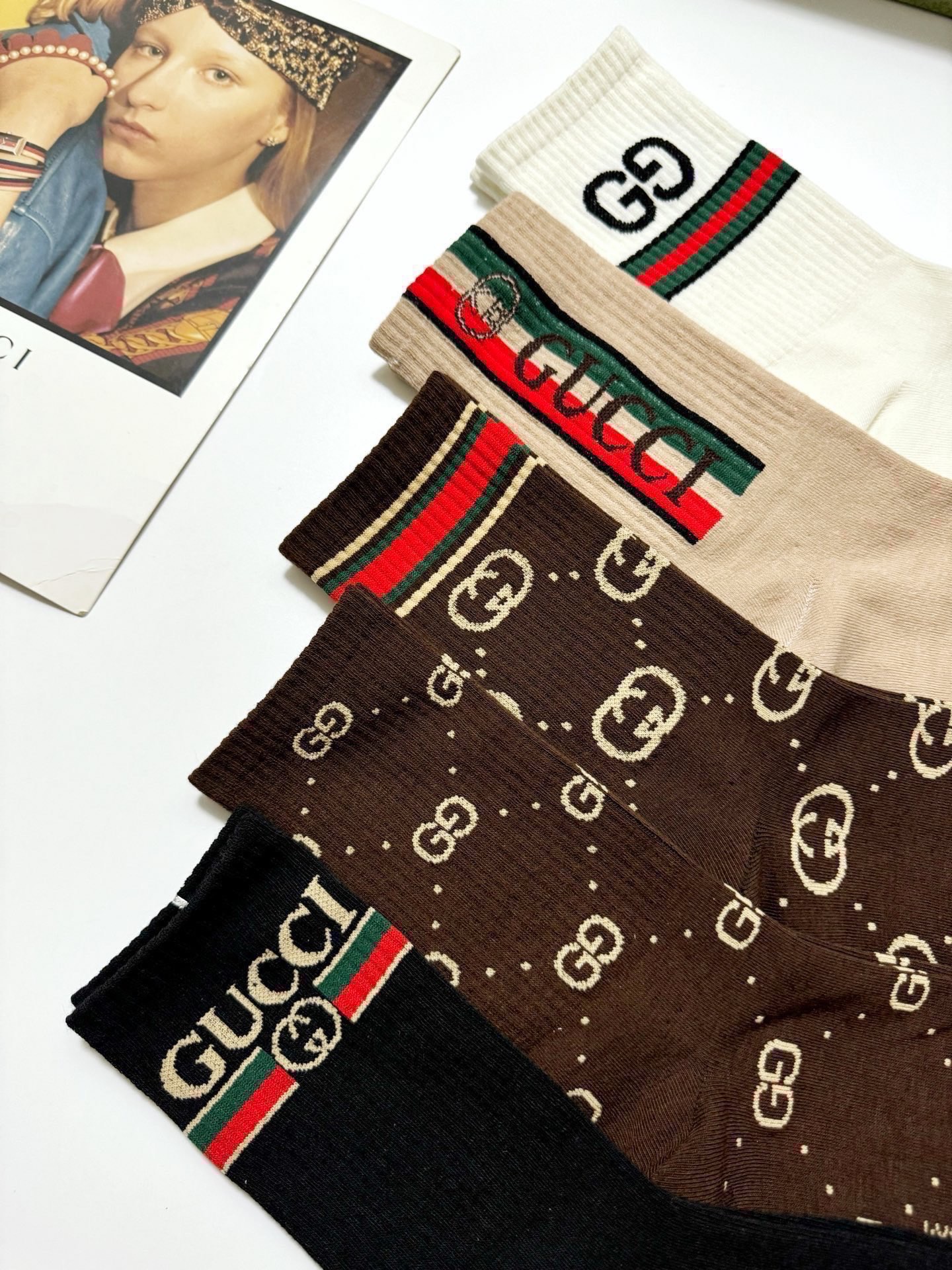 配包装🌟【一盒5 双】 🌟Gucci 古琦 经典字母logo 纯棉中筒袜 ，ins超火爆配色 ，纯棉面料