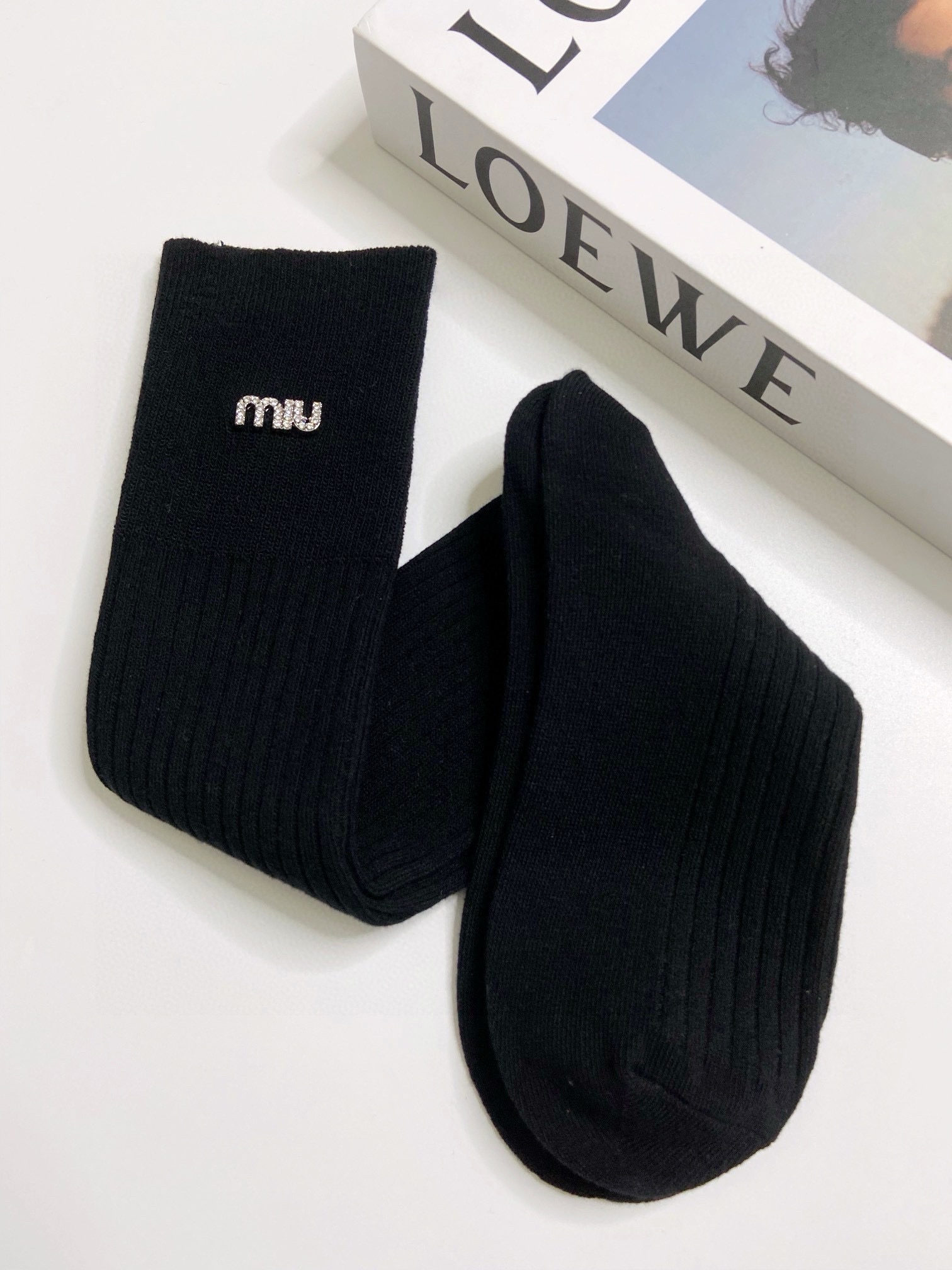 配包装🌟【一盒一双】🌟Miumiu 缪缪 经典字母logo纯棉长筒袜 小腿袜 🌟重工装饰个性时尚！🌟in