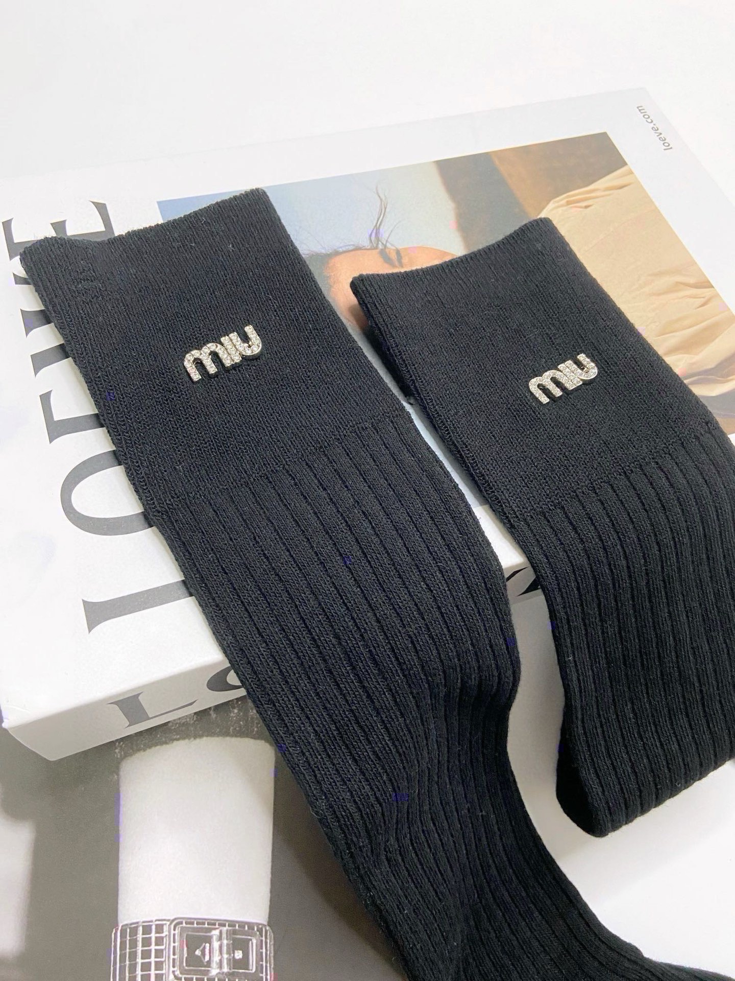 配包装🌟【一盒一双】🌟Miumiu 缪缪 经典字母logo纯棉长筒袜 小腿袜 🌟重工装饰个性时尚！🌟in
