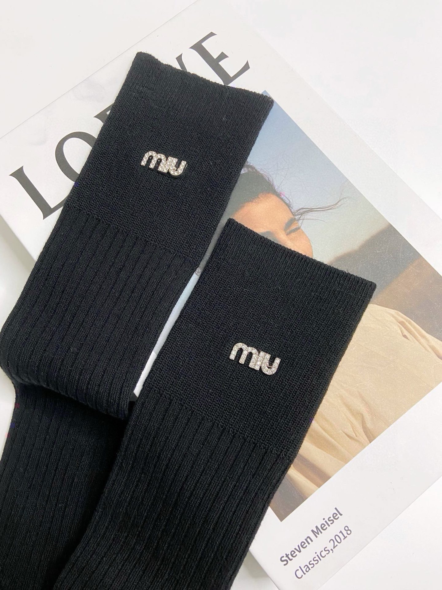 配包装🌟【一盒一双】🌟Miumiu 缪缪 经典字母logo纯棉长筒袜 小腿袜 🌟重工装饰个性时尚！🌟in