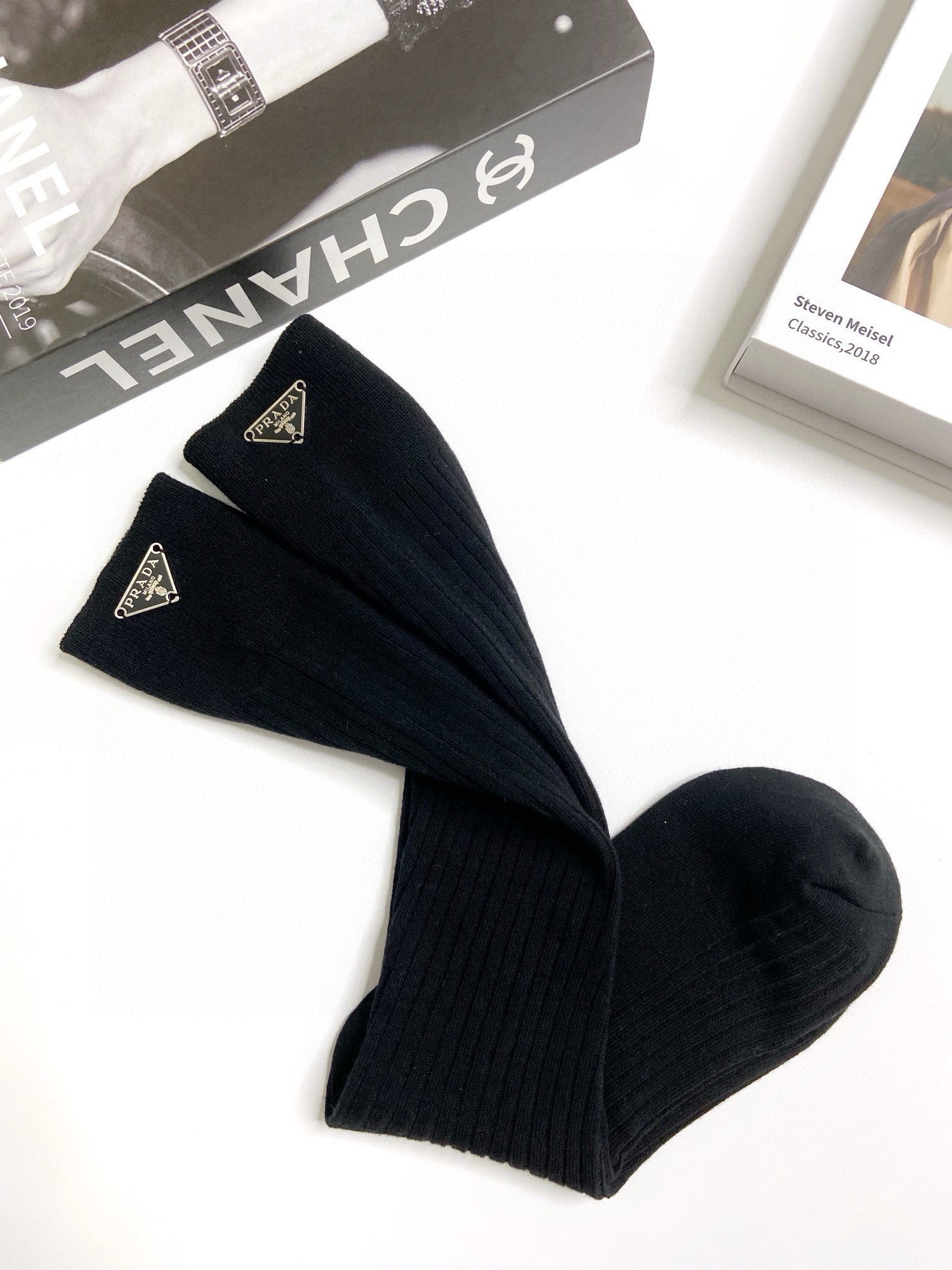 配包装🌟【一盒一双】🌟 Prada 普拉达 爆款经典字母 长筒袜 小腿袜🔥双针针织材质，超完美结合，款式