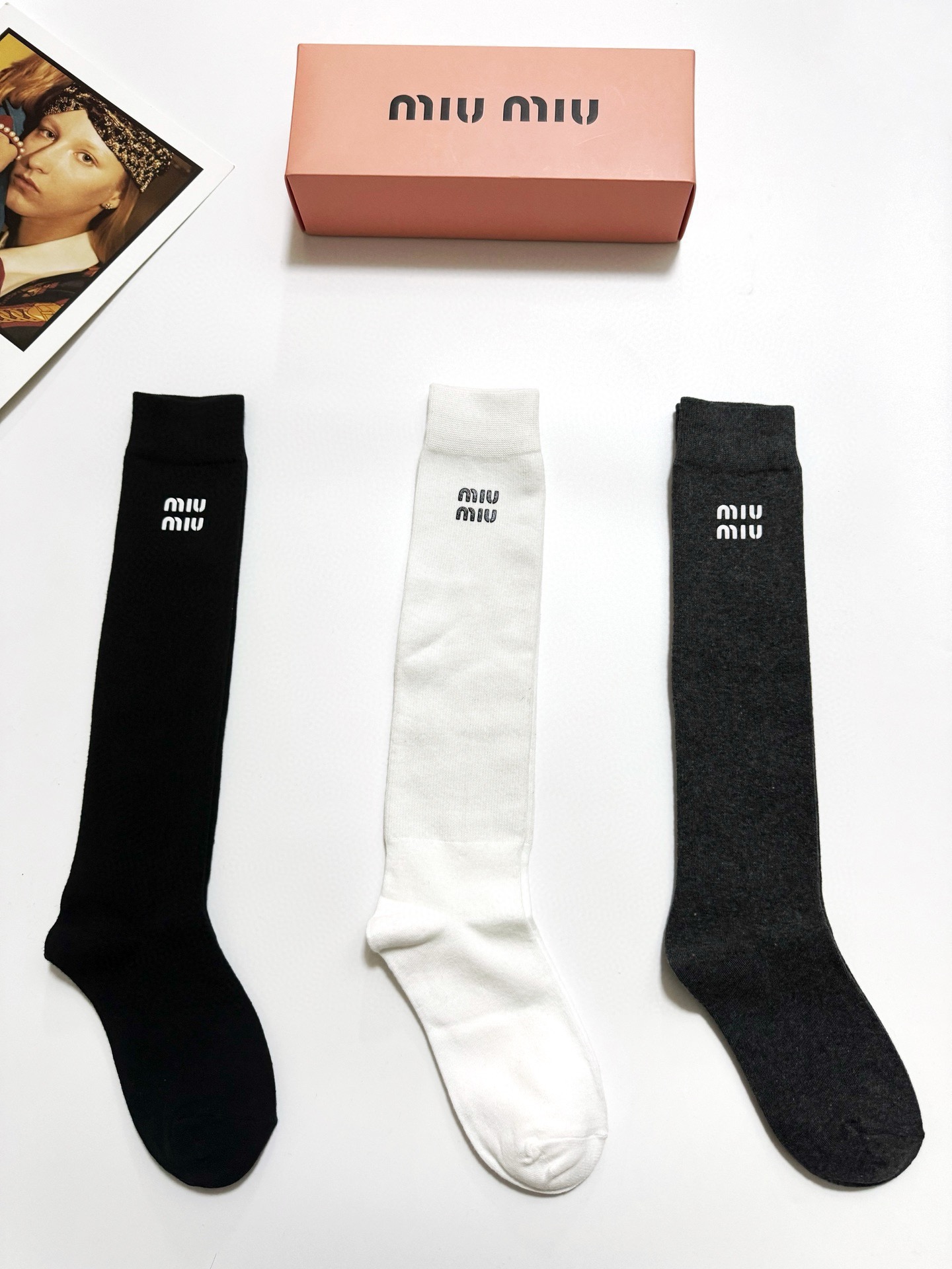 配包装🌟【一盒一 双】 🌟缪缪 miumiu 经典字母logo纯棉袜 小腿堆堆袜，ins超火爆红人同款，