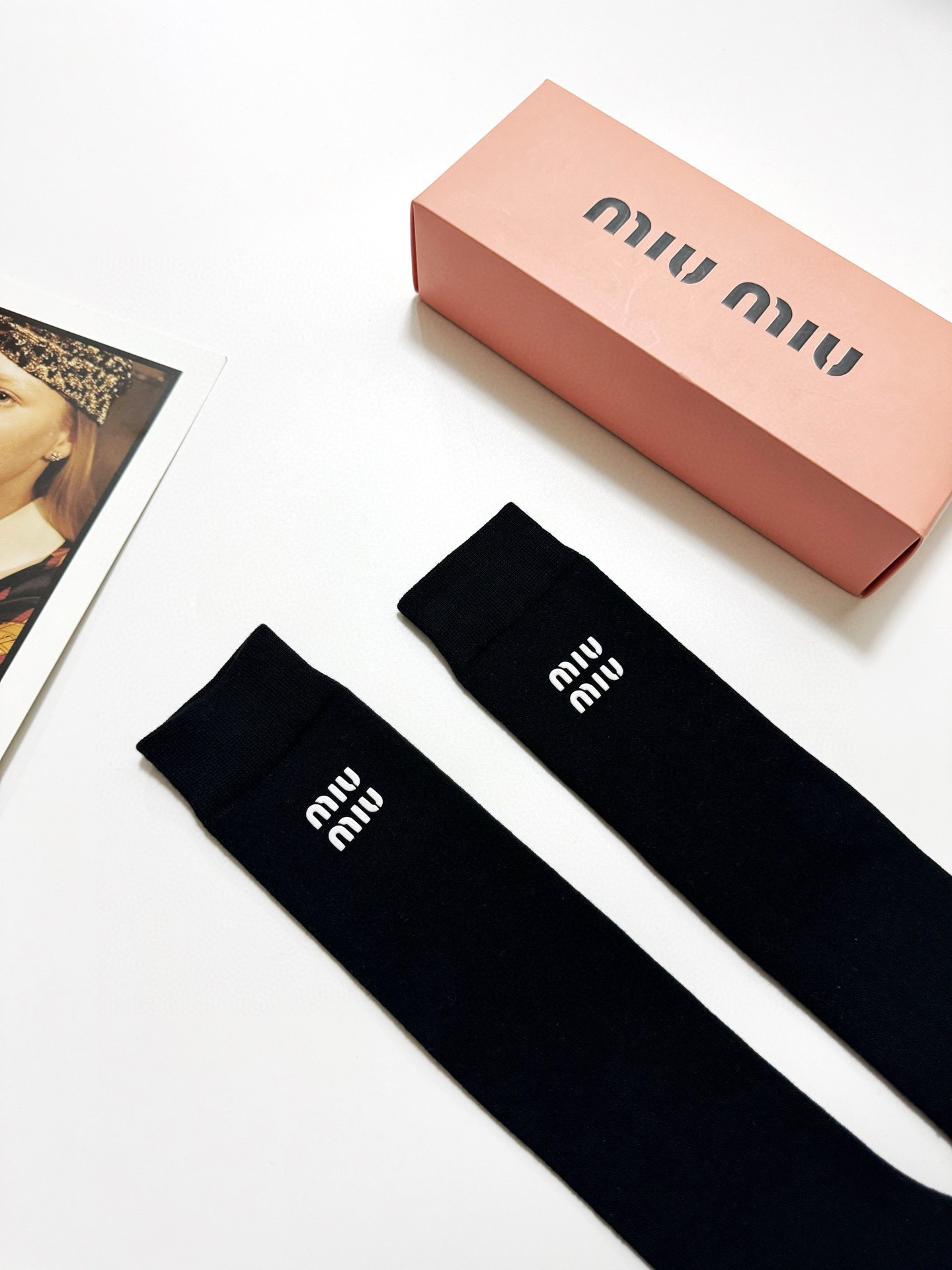 配包装🌟【一盒一 双】 🌟缪缪 miumiu 经典字母logo纯棉袜 小腿堆堆袜，ins超火爆红人同款，