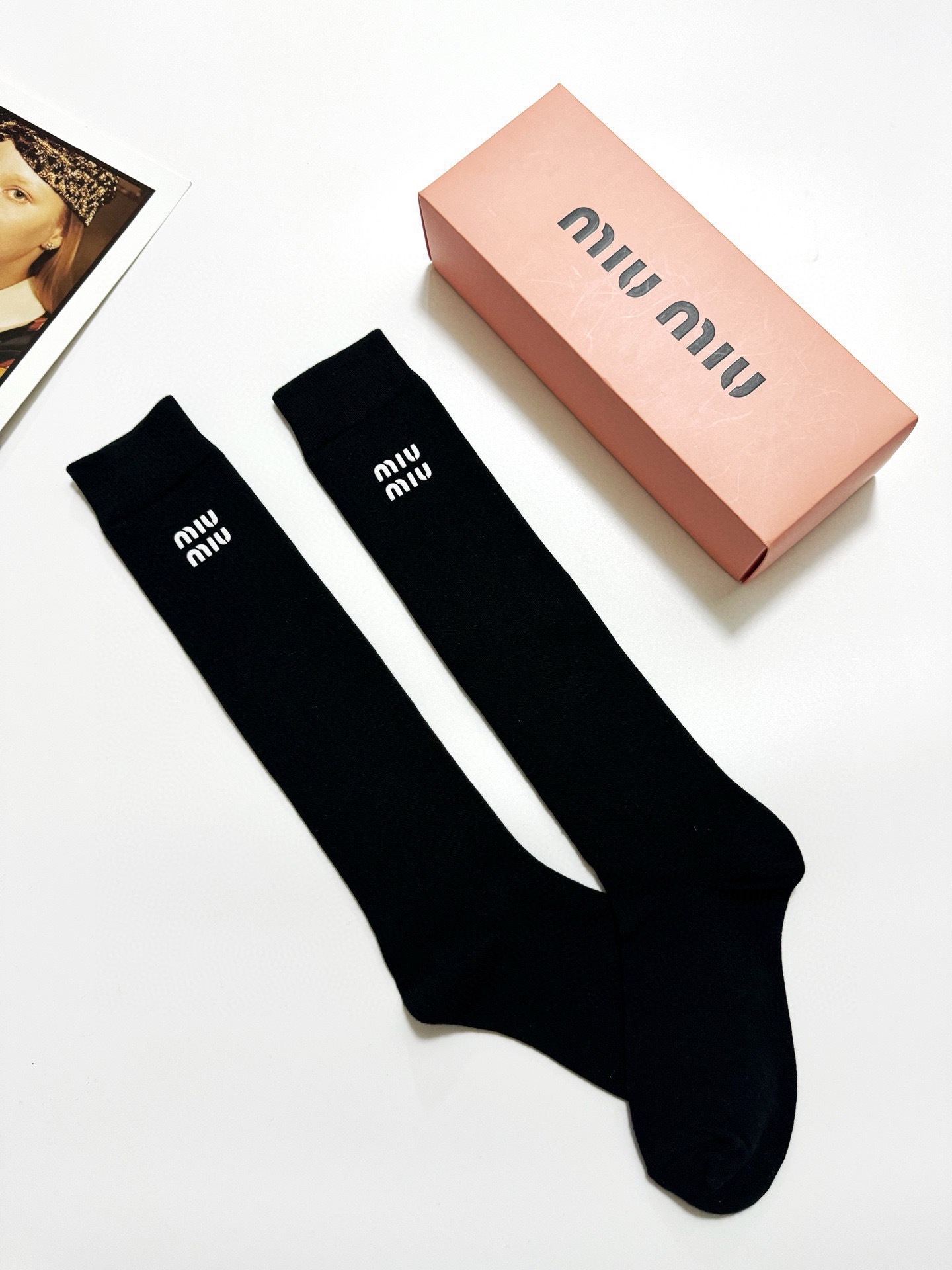 配包装🌟【一盒一 双】 🌟缪缪 miumiu 经典字母logo纯棉袜 小腿堆堆袜，ins超火爆红人同款，