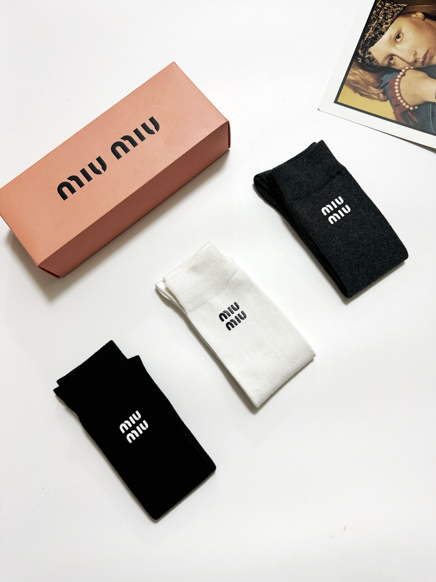 配包装🌟【一盒一 双】 🌟缪缪 miumiu 经典字母logo纯棉袜 小腿堆堆袜，ins超火爆红人同款，