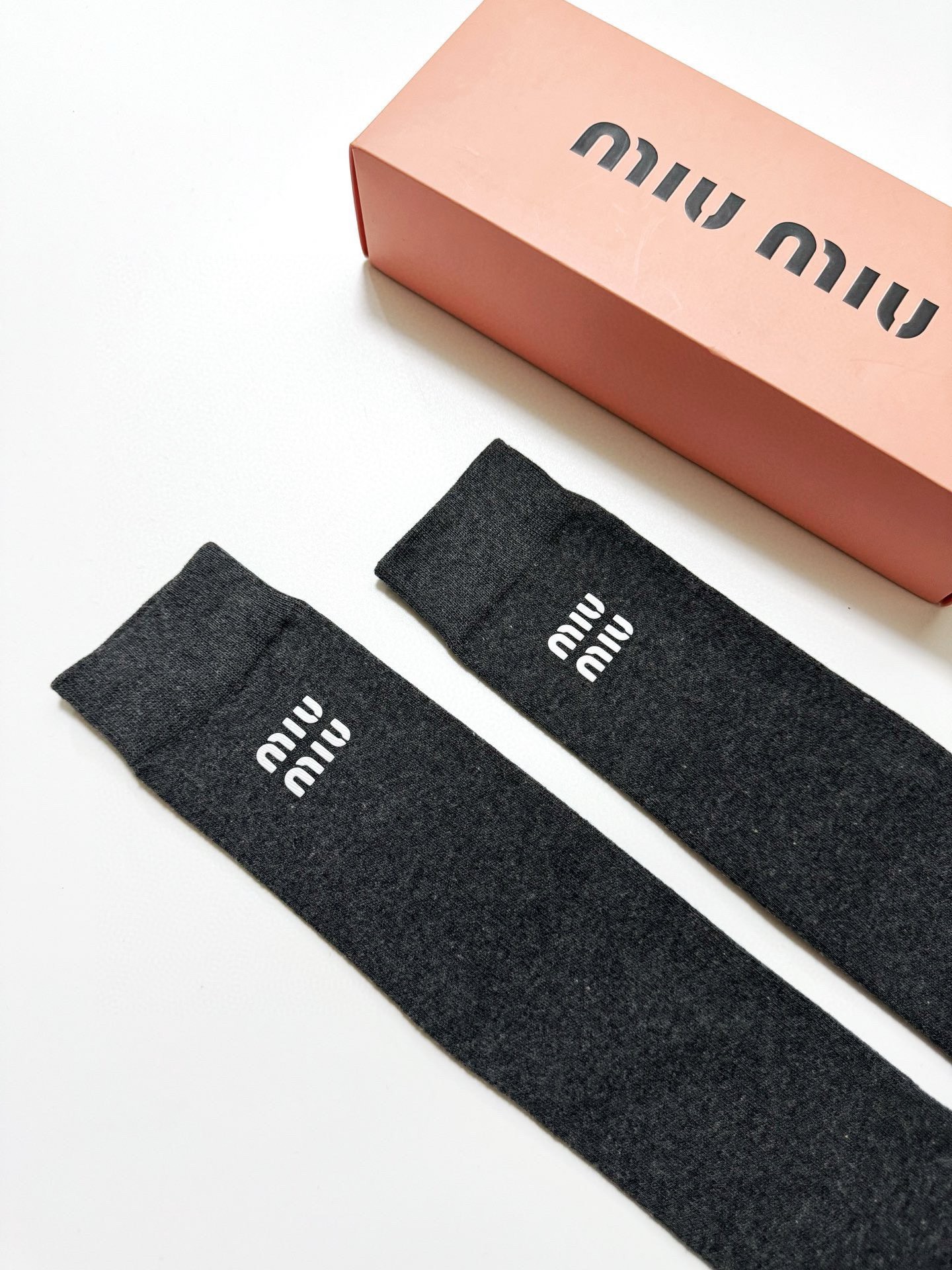 配包装🌟【一盒一 双】 🌟缪缪 miumiu 经典字母logo纯棉袜 小腿堆堆袜，ins超火爆红人同款，