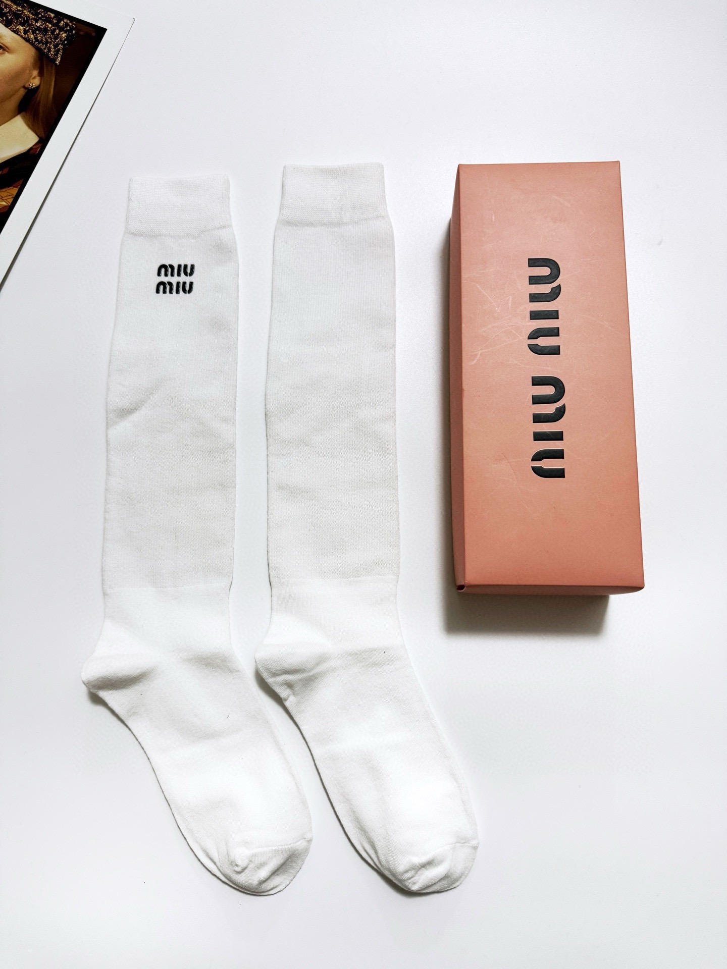 配包装🌟【一盒一 双】 🌟缪缪 miumiu 经典字母logo纯棉袜 小腿堆堆袜，ins超火爆红人同款，
