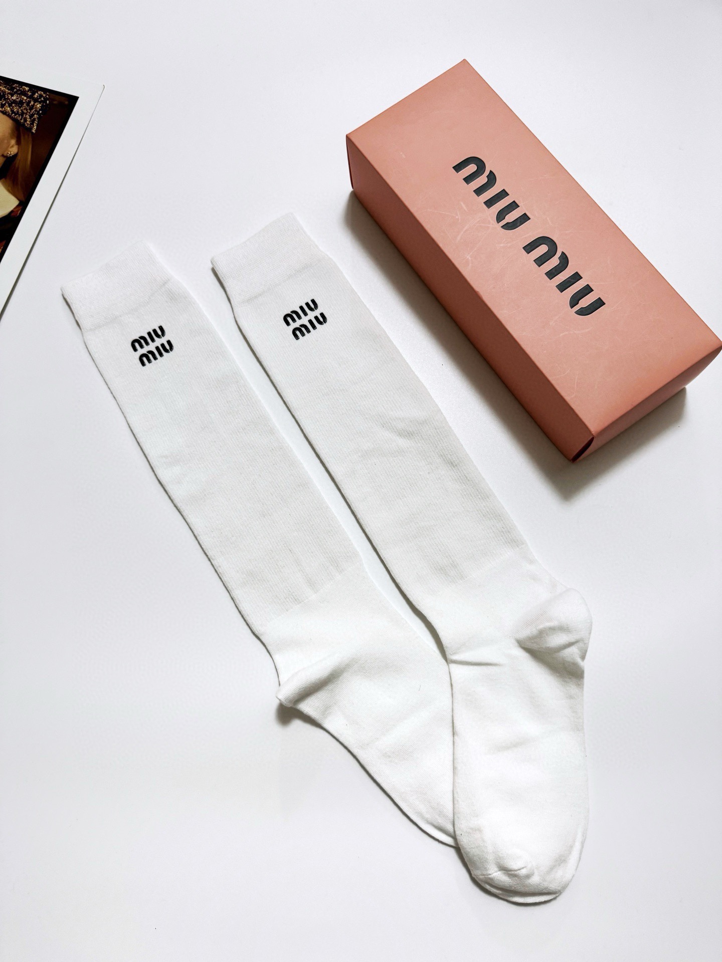 配包装🌟【一盒一 双】 🌟缪缪 miumiu 经典字母logo纯棉袜 小腿堆堆袜，ins超火爆红人同款，