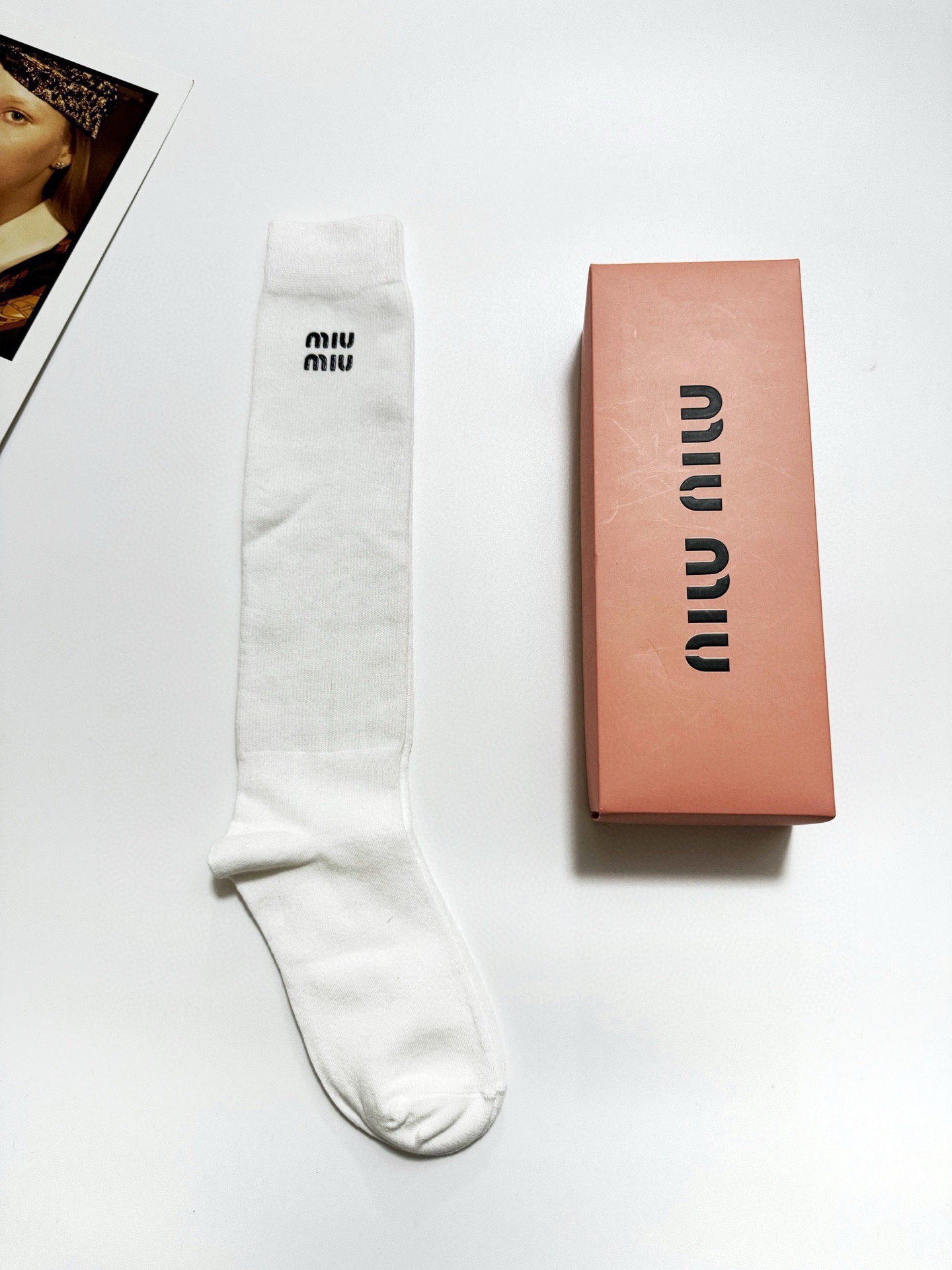 配包装🌟【一盒一 双】 🌟缪缪 miumiu 经典字母logo纯棉袜 小腿堆堆袜，ins超火爆红人同款，