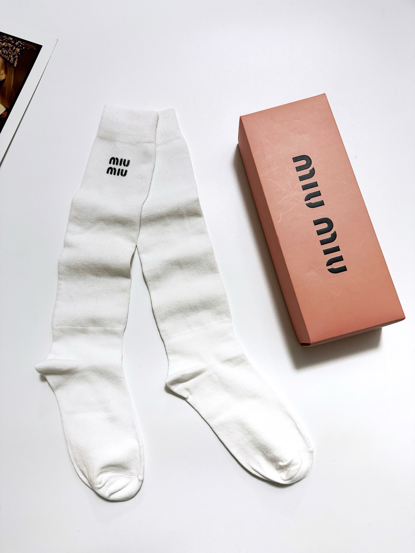 配包装🌟【一盒一 双】 🌟缪缪 miumiu 经典字母logo纯棉袜 小腿堆堆袜，ins超火爆红人同款，