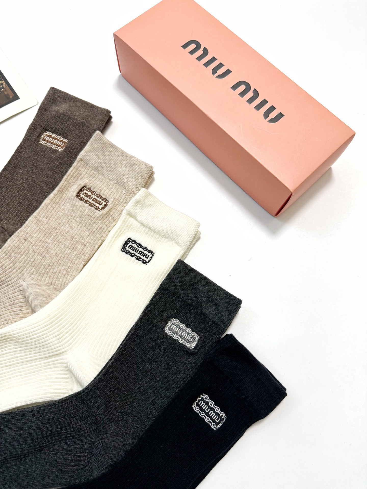 配包装🌟【一盒5 双】 🌟缪缪 miumiu 经典刺绣字母logo 混纺中筒袜 ，软糯亲肤，ins超火爆