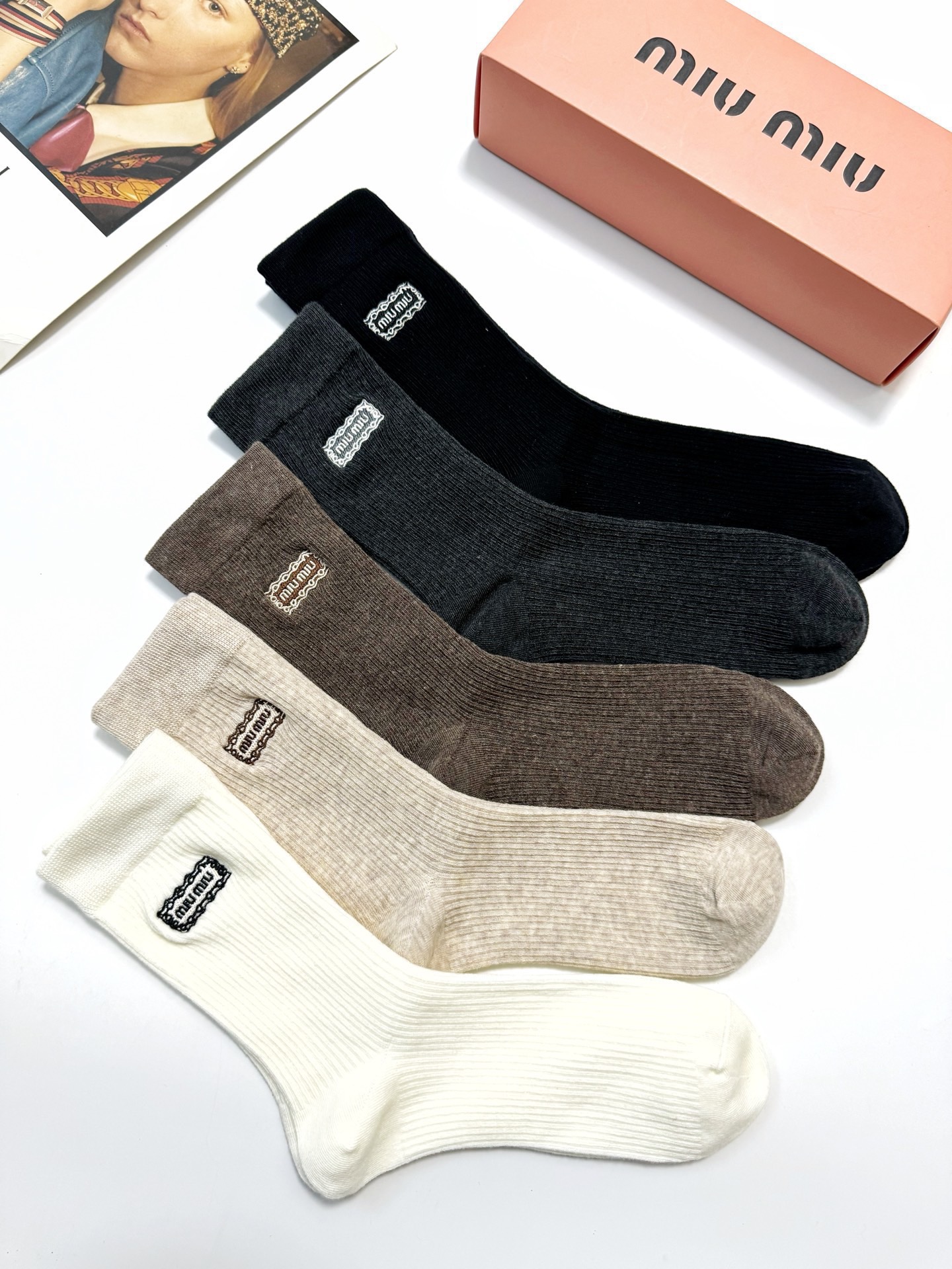 配包装🌟【一盒5 双】 🌟缪缪 miumiu 经典刺绣字母logo 混纺中筒袜 ，软糯亲肤，ins超火爆