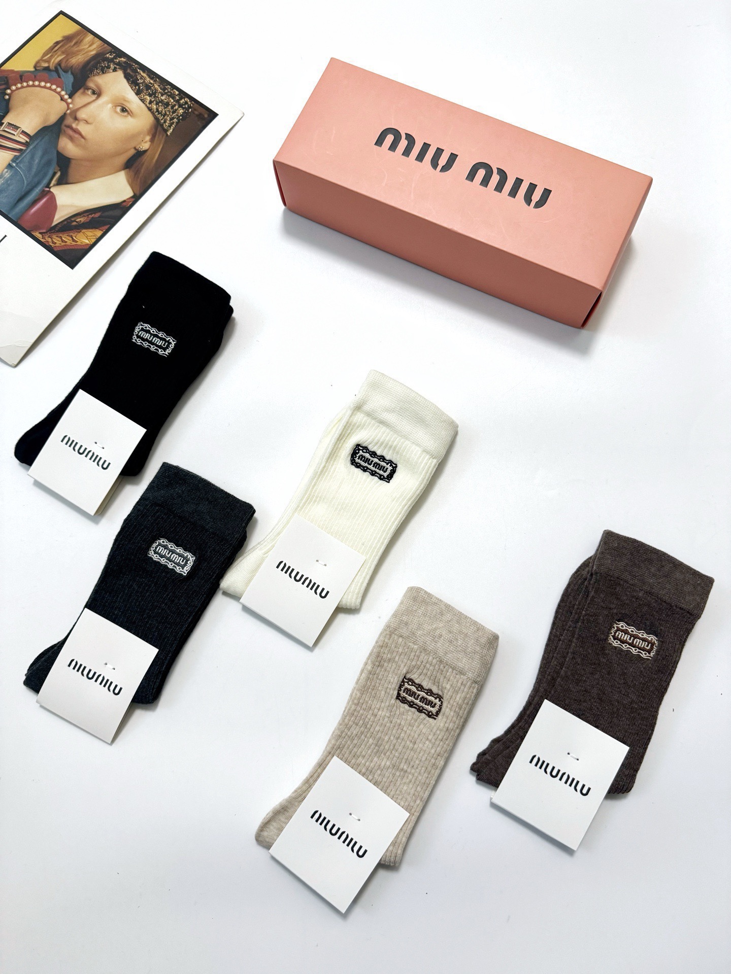 配包装🌟【一盒5 双】 🌟缪缪 miumiu 经典刺绣字母logo 混纺中筒袜 ，软糯亲肤，ins超火爆