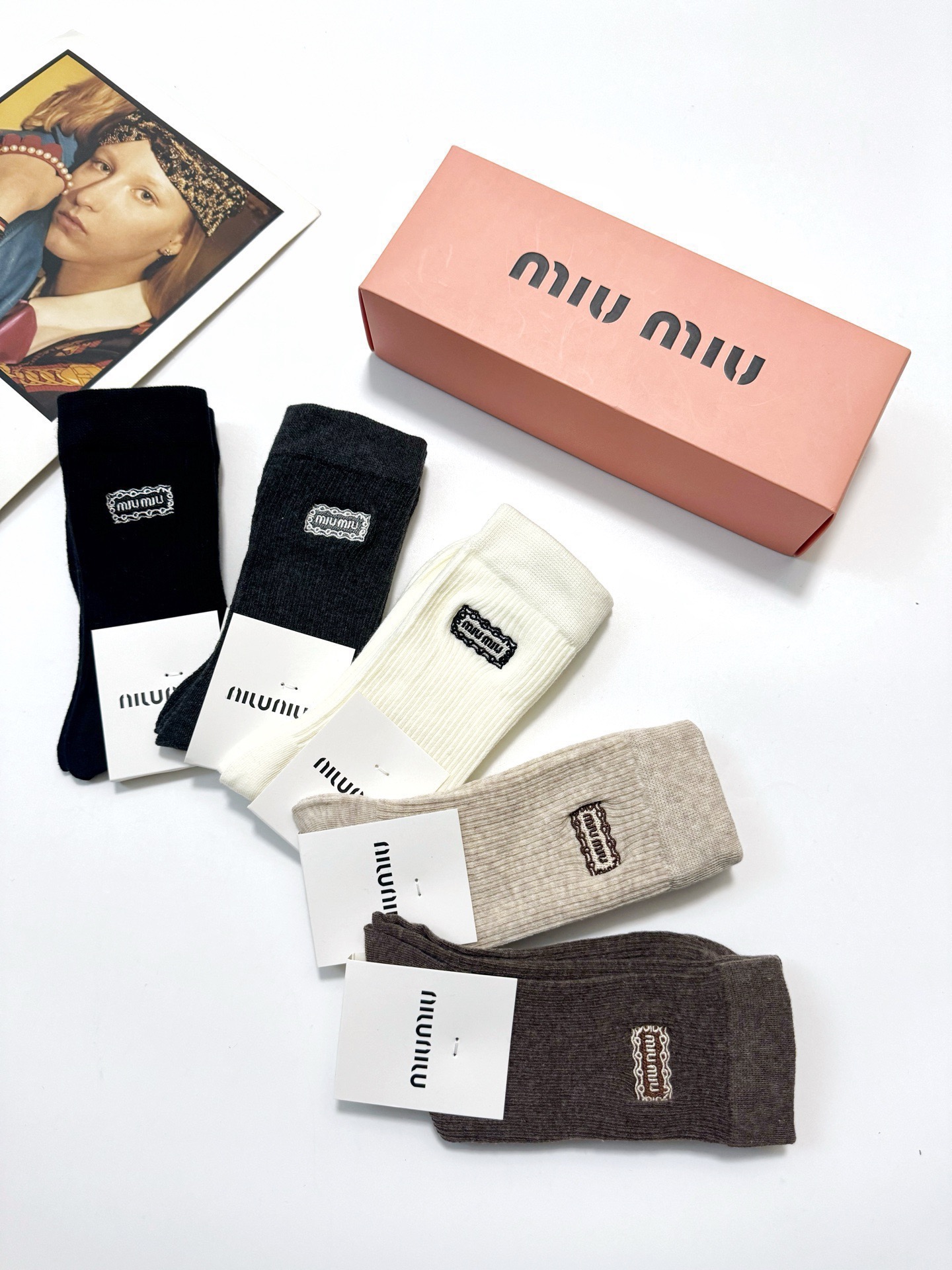 配包装🌟【一盒5 双】 🌟缪缪 miumiu 经典刺绣字母logo 混纺中筒袜 ，软糯亲肤，ins超火爆