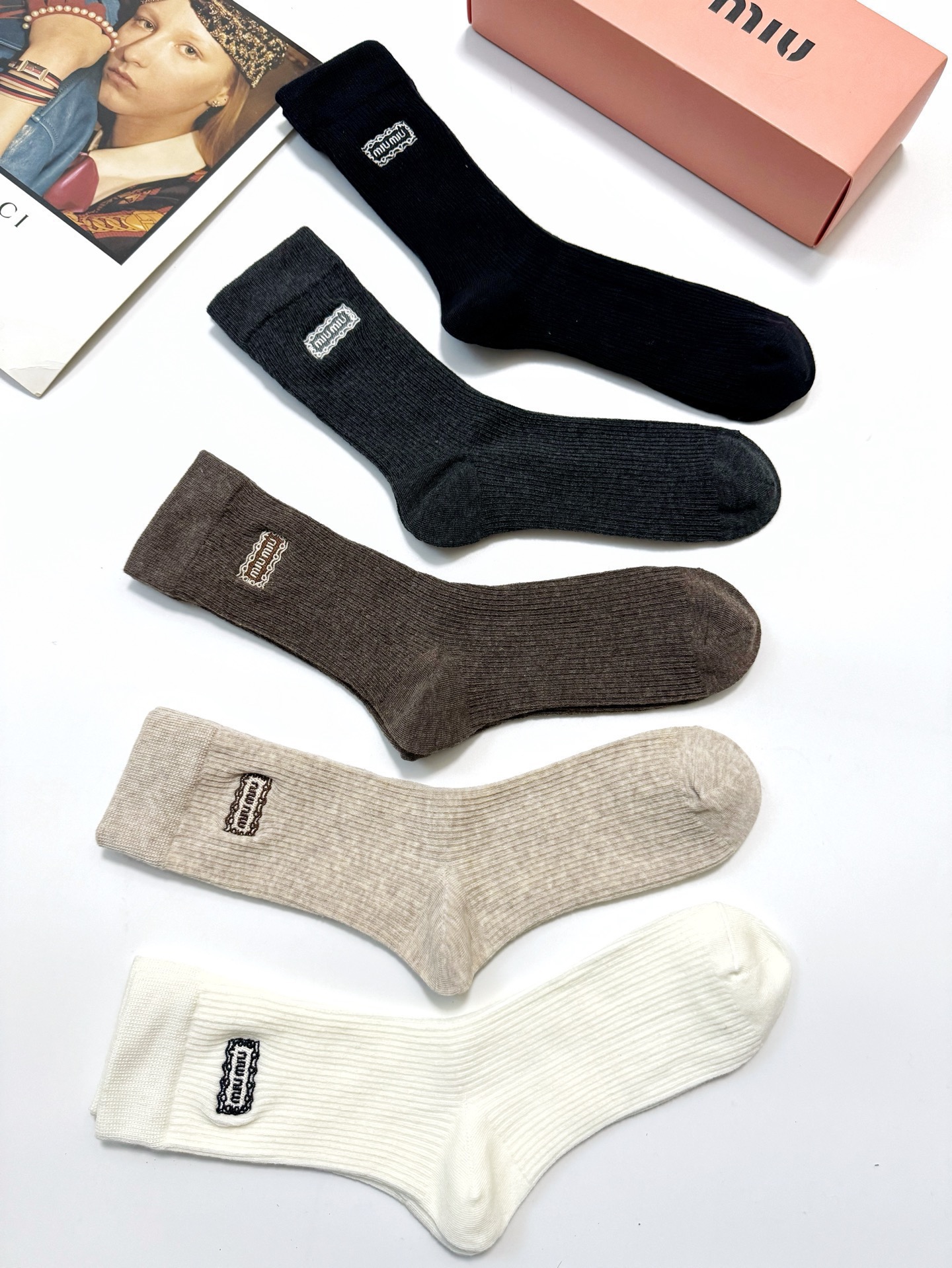 配包装🌟【一盒5 双】 🌟缪缪 miumiu 经典刺绣字母logo 混纺中筒袜 ，软糯亲肤，ins超火爆