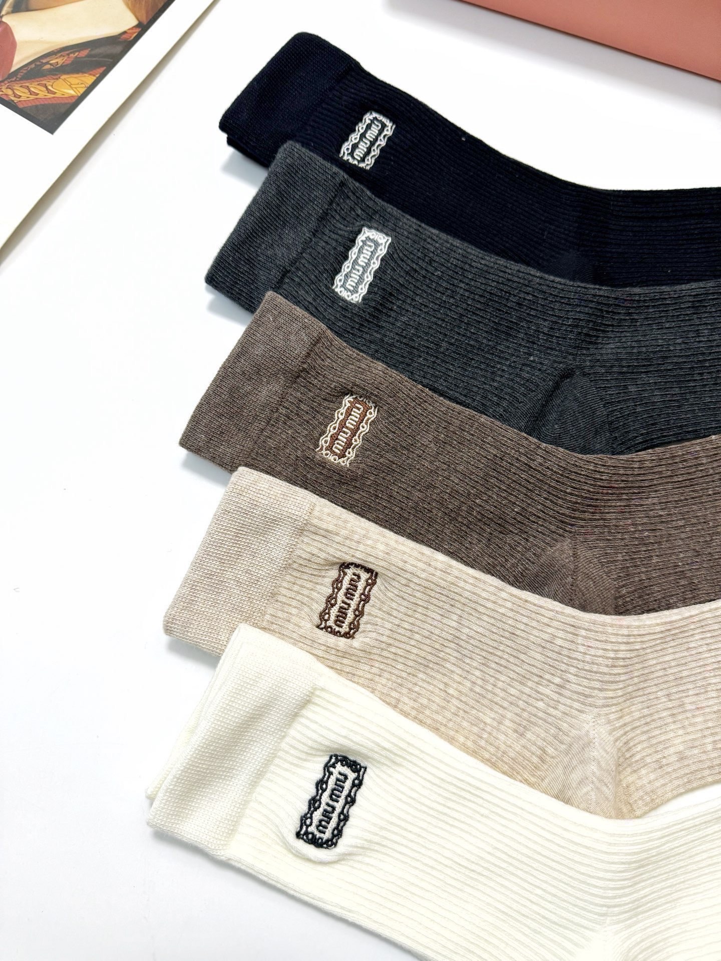 配包装🌟【一盒5 双】 🌟缪缪 miumiu 经典刺绣字母logo 混纺中筒袜 ，软糯亲肤，ins超火爆