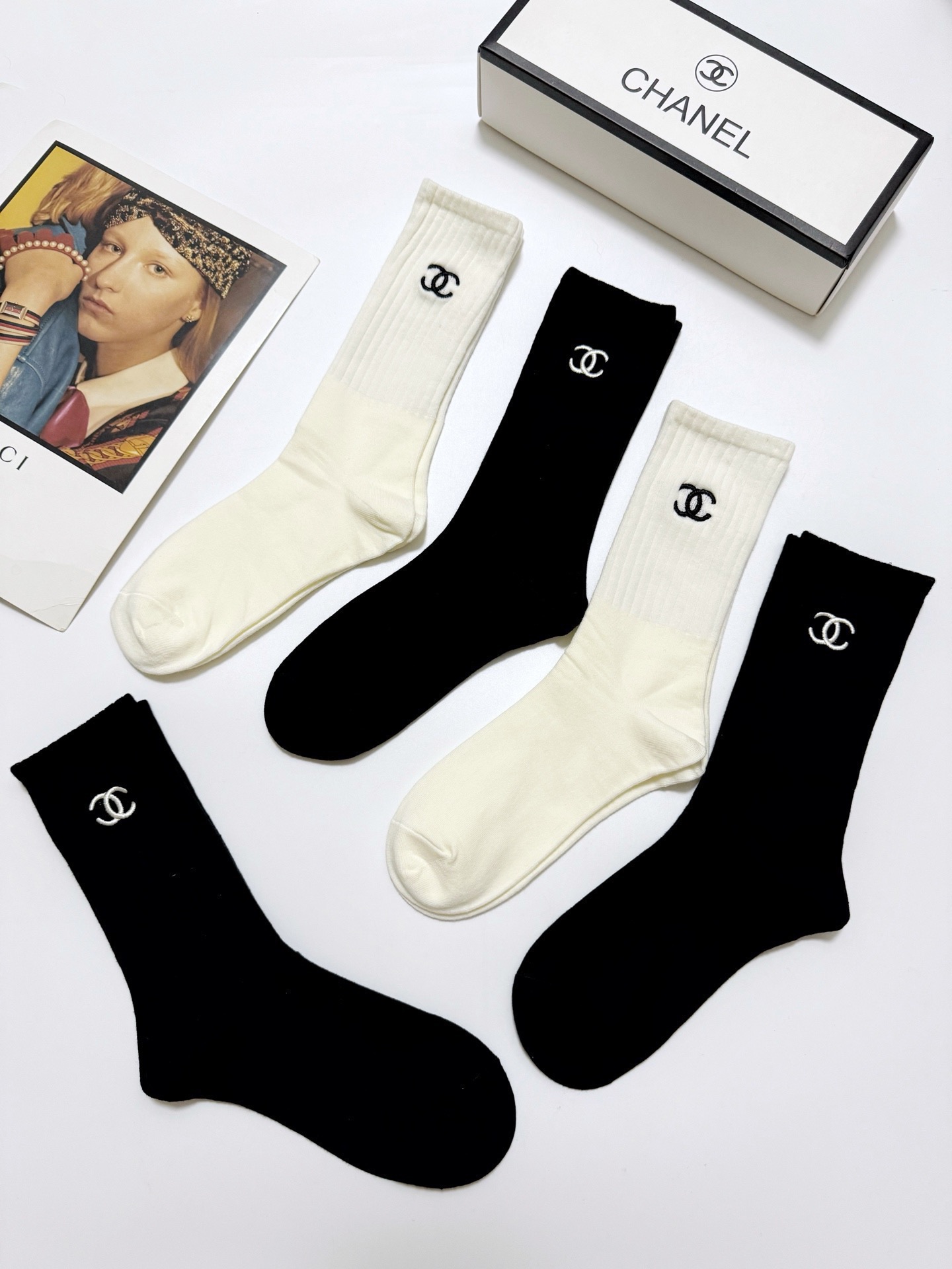 （爆款回货） 配包装🌟【一盒5 双】 🌟Chanel 香奈儿 经典刺绣字母logo 纯棉中筒袜 ，ins