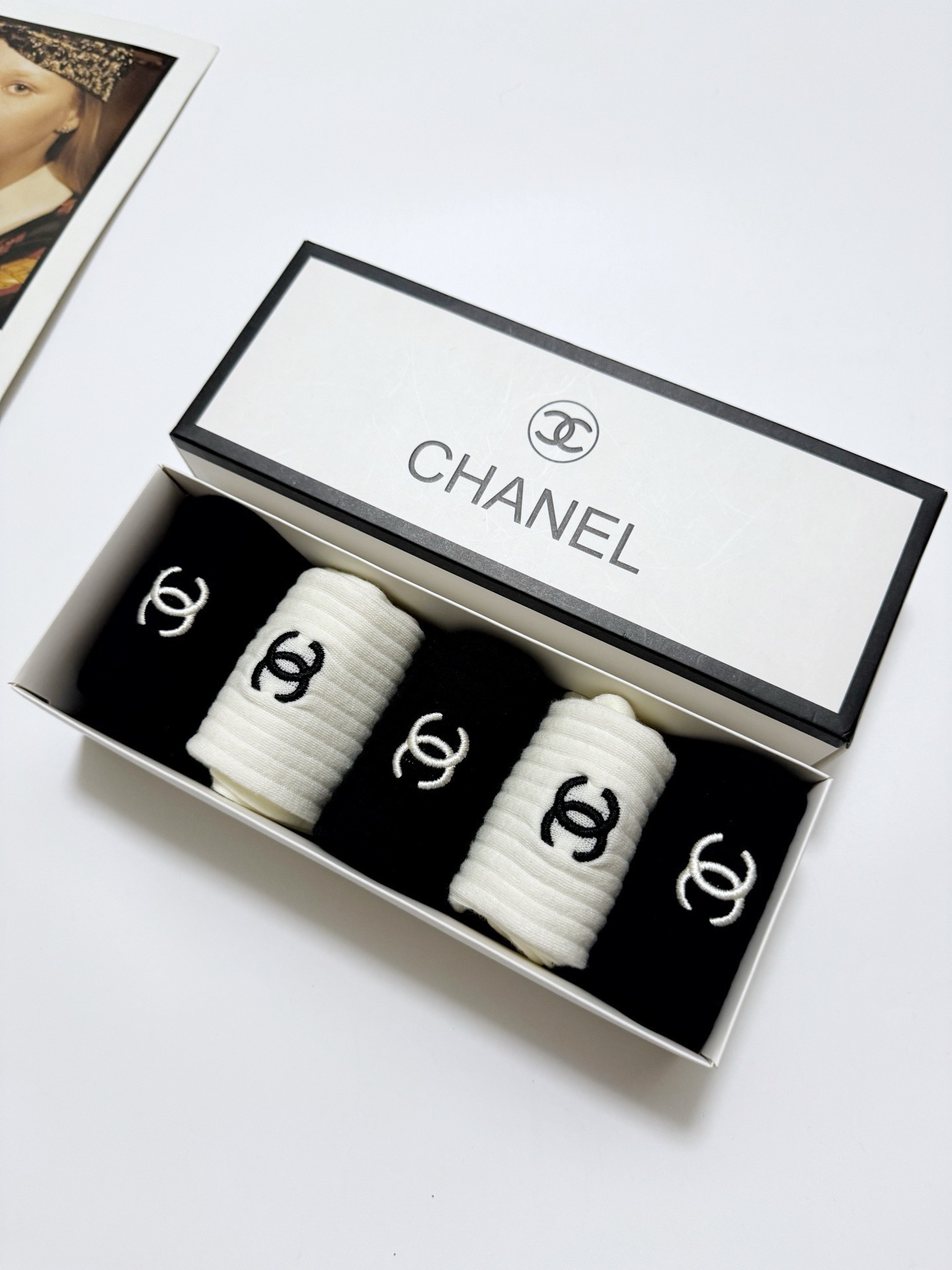 （爆款回货） 配包装🌟【一盒5 双】 🌟Chanel 香奈儿 经典刺绣字母logo 纯棉中筒袜 ，ins