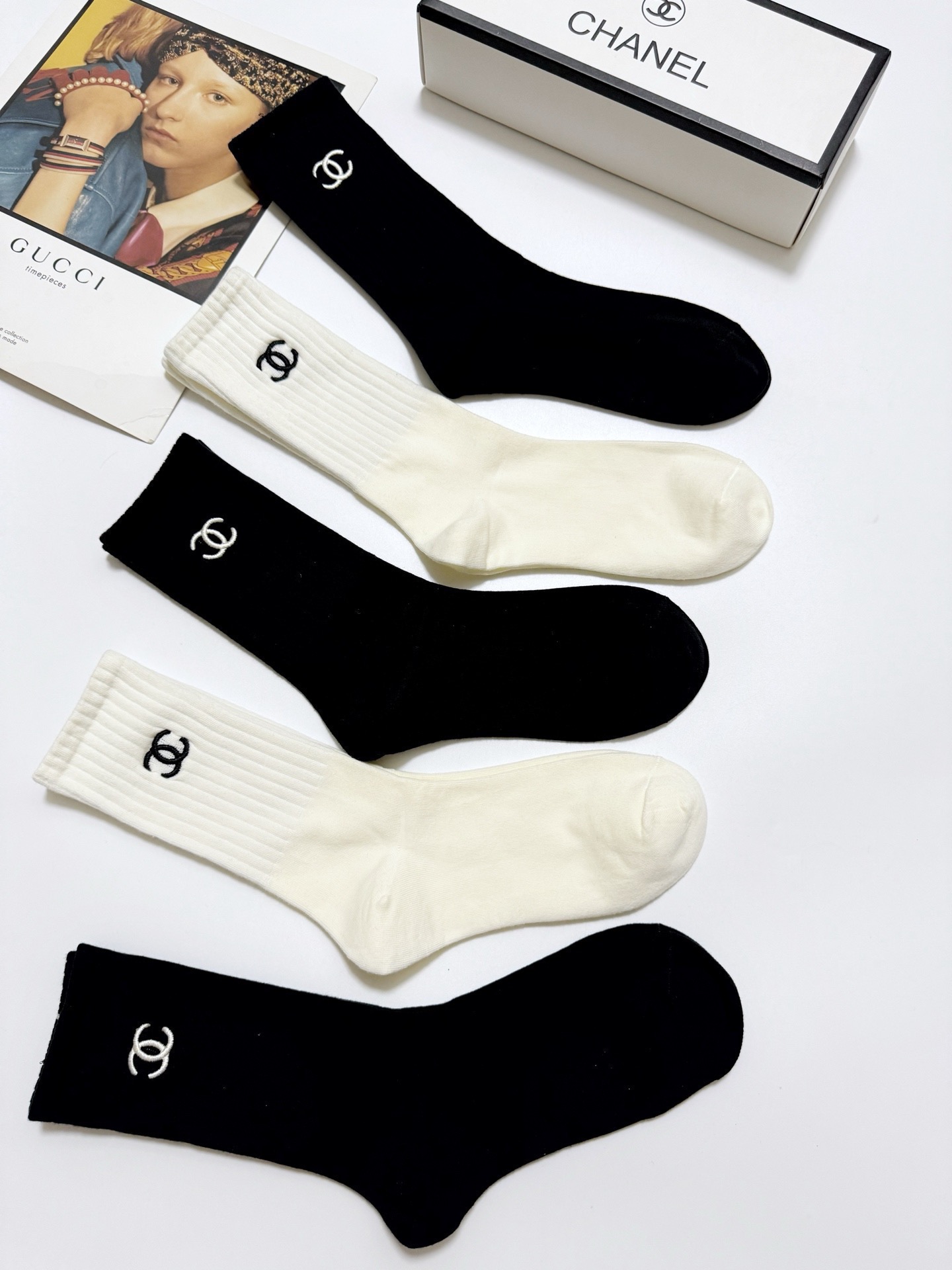 （爆款回货） 配包装🌟【一盒5 双】 🌟Chanel 香奈儿 经典刺绣字母logo 纯棉中筒袜 ，ins