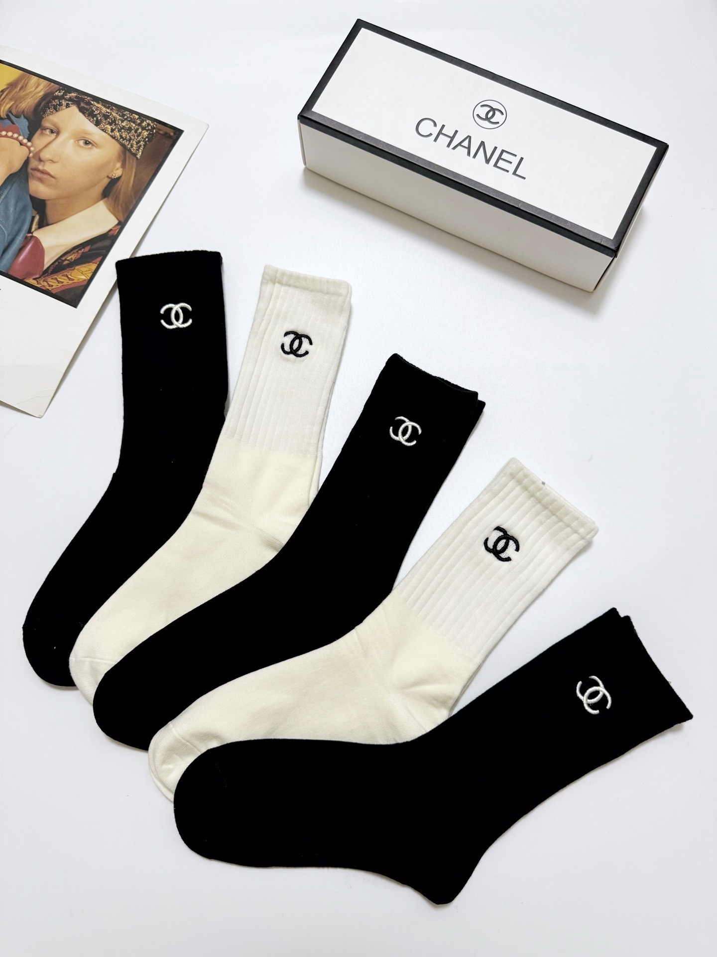 （爆款回货） 配包装🌟【一盒5 双】 🌟Chanel 香奈儿 经典刺绣字母logo 纯棉中筒袜 ，ins