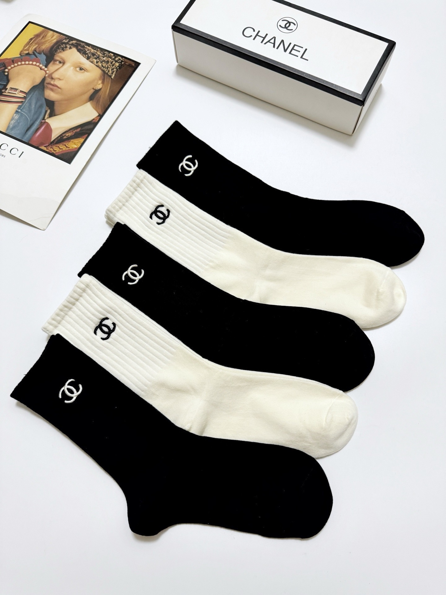 （爆款回货） 配包装🌟【一盒5 双】 🌟Chanel 香奈儿 经典刺绣字母logo 纯棉中筒袜 ，ins