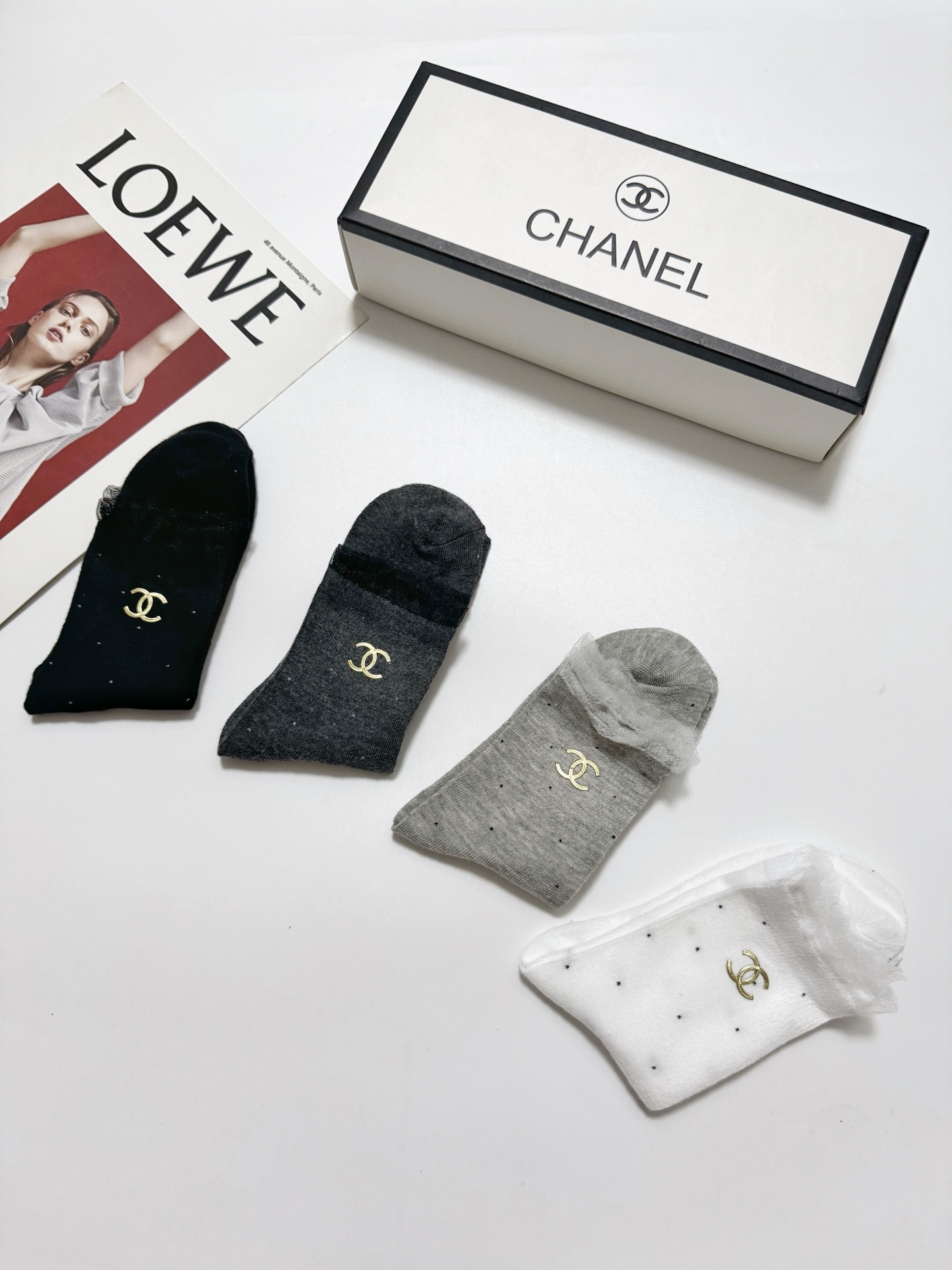 配包装🌟【一盒4 双】 🌟Chanel 香奈儿 经典字母logo 纯棉中筒袜 ，ins超火爆小腿袜，纯棉