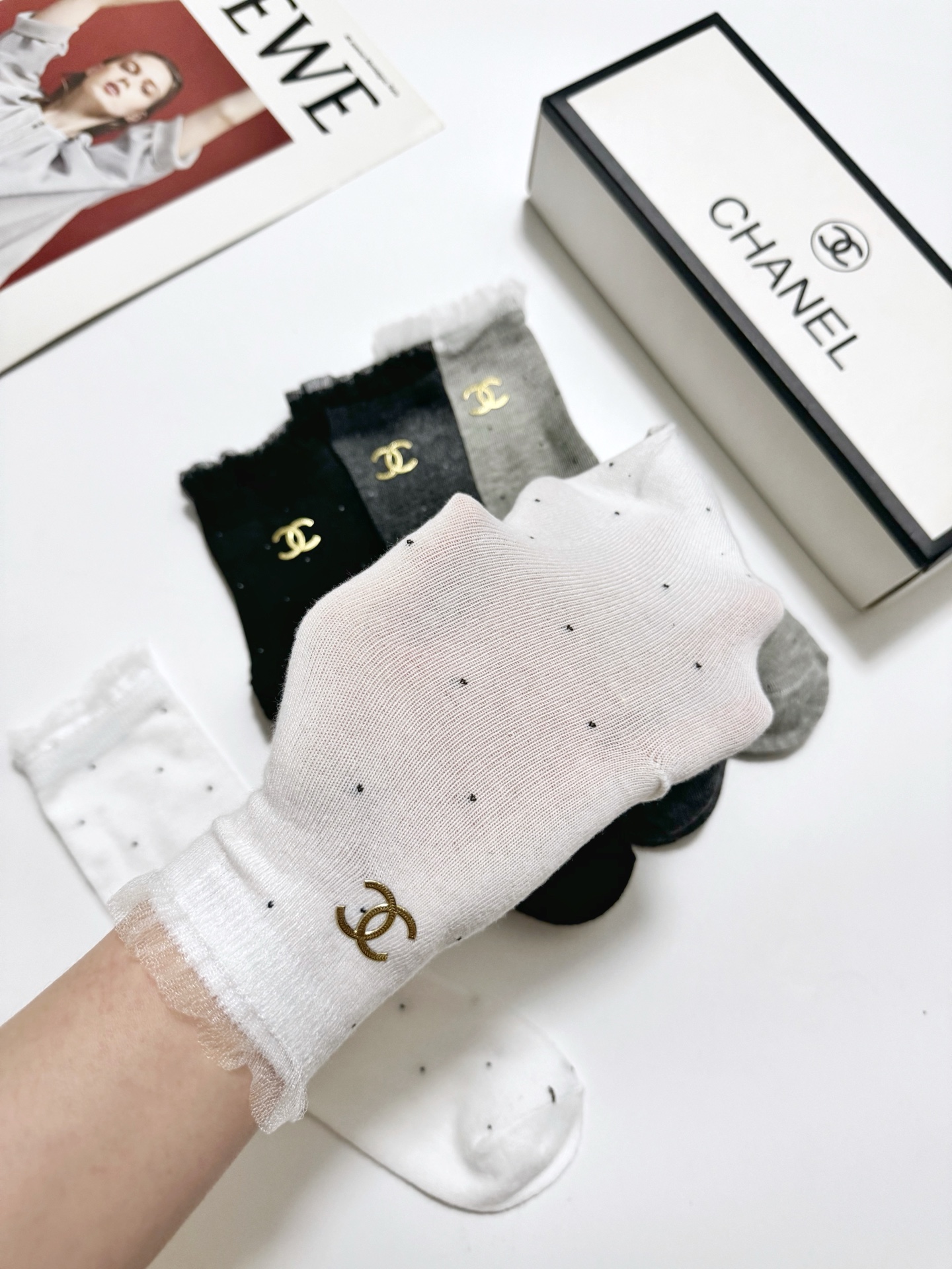 配包装🌟【一盒4 双】 🌟Chanel 香奈儿 经典字母logo 纯棉中筒袜 ，ins超火爆小腿袜，纯棉