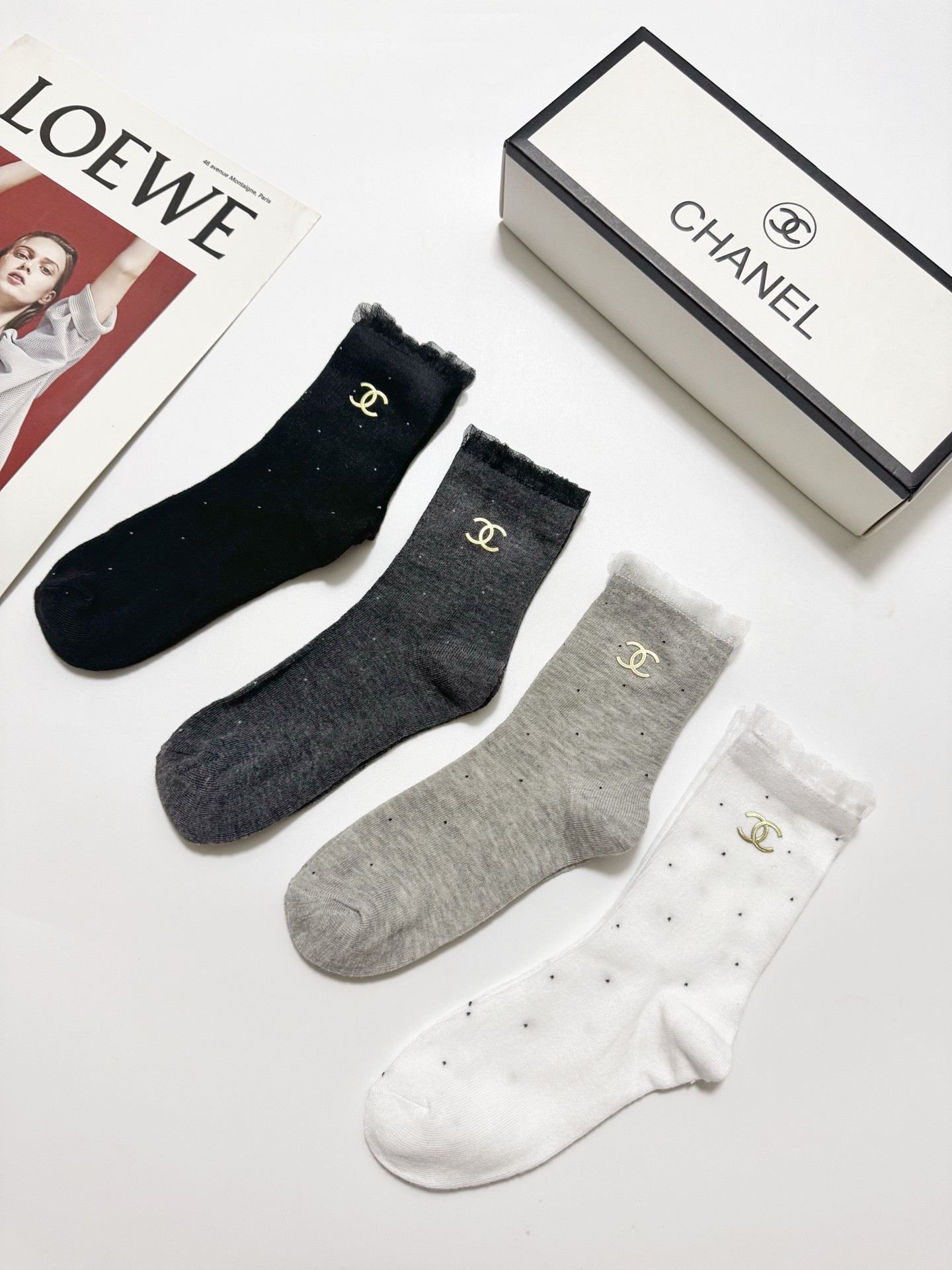 配包装🌟【一盒4 双】 🌟Chanel 香奈儿 经典字母logo 纯棉中筒袜 ，ins超火爆小腿袜，纯棉